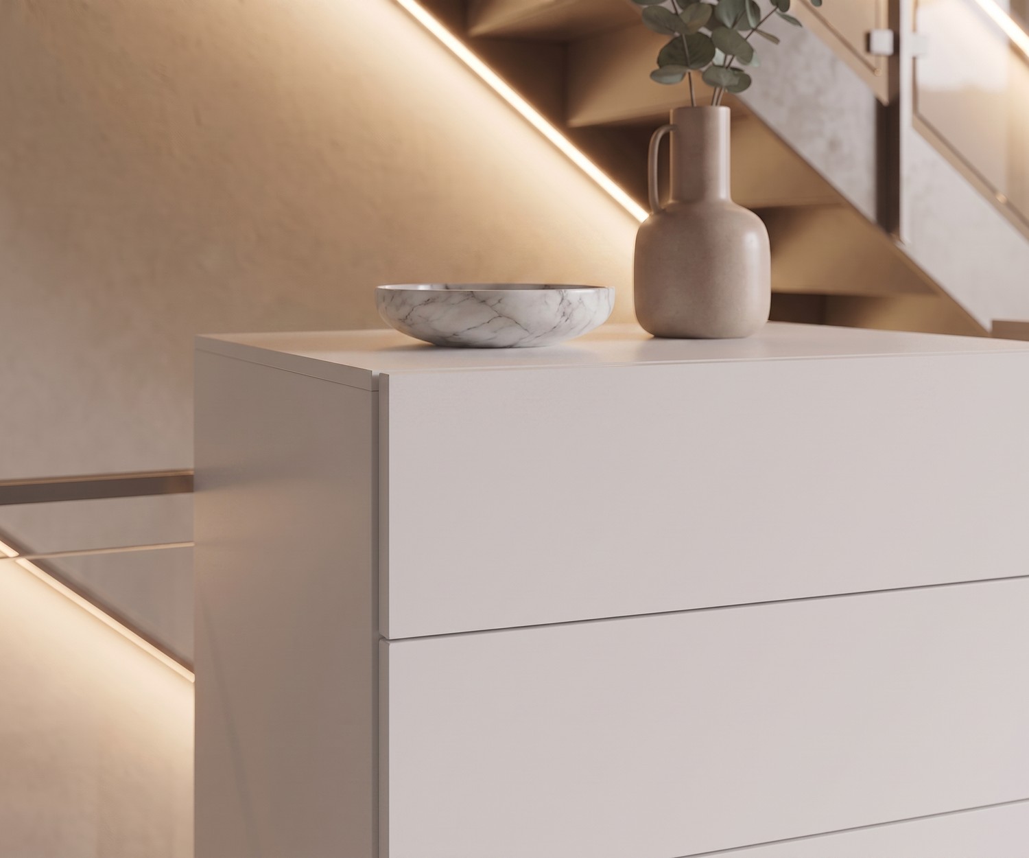 Chiffonnier blanc Easy à 6 tiroirs Commode haute Easy par Novamobili dans un couloir. Chiffonnier blanc moderne à 6 tiroirs sans poignées près d'un escalier.