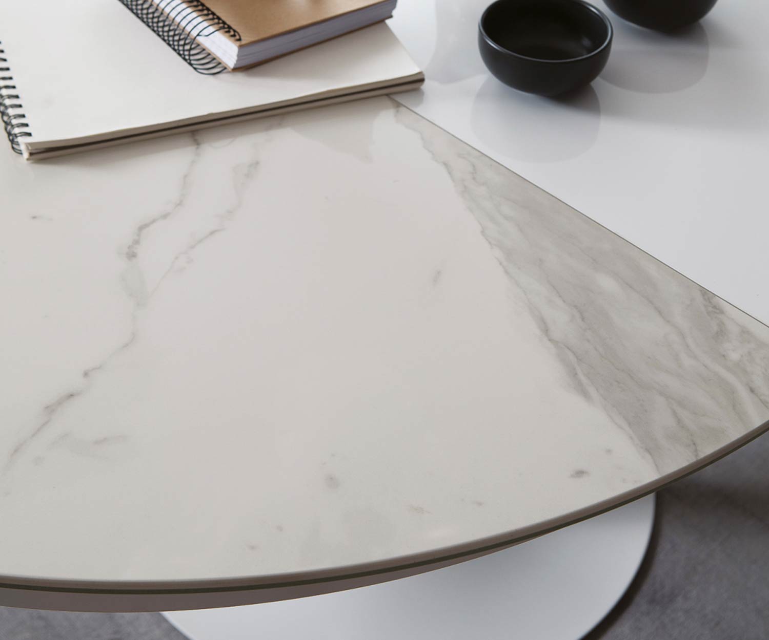 Ozzio Table Eclipse avec structure en métal massif laqué noir Black Pearl