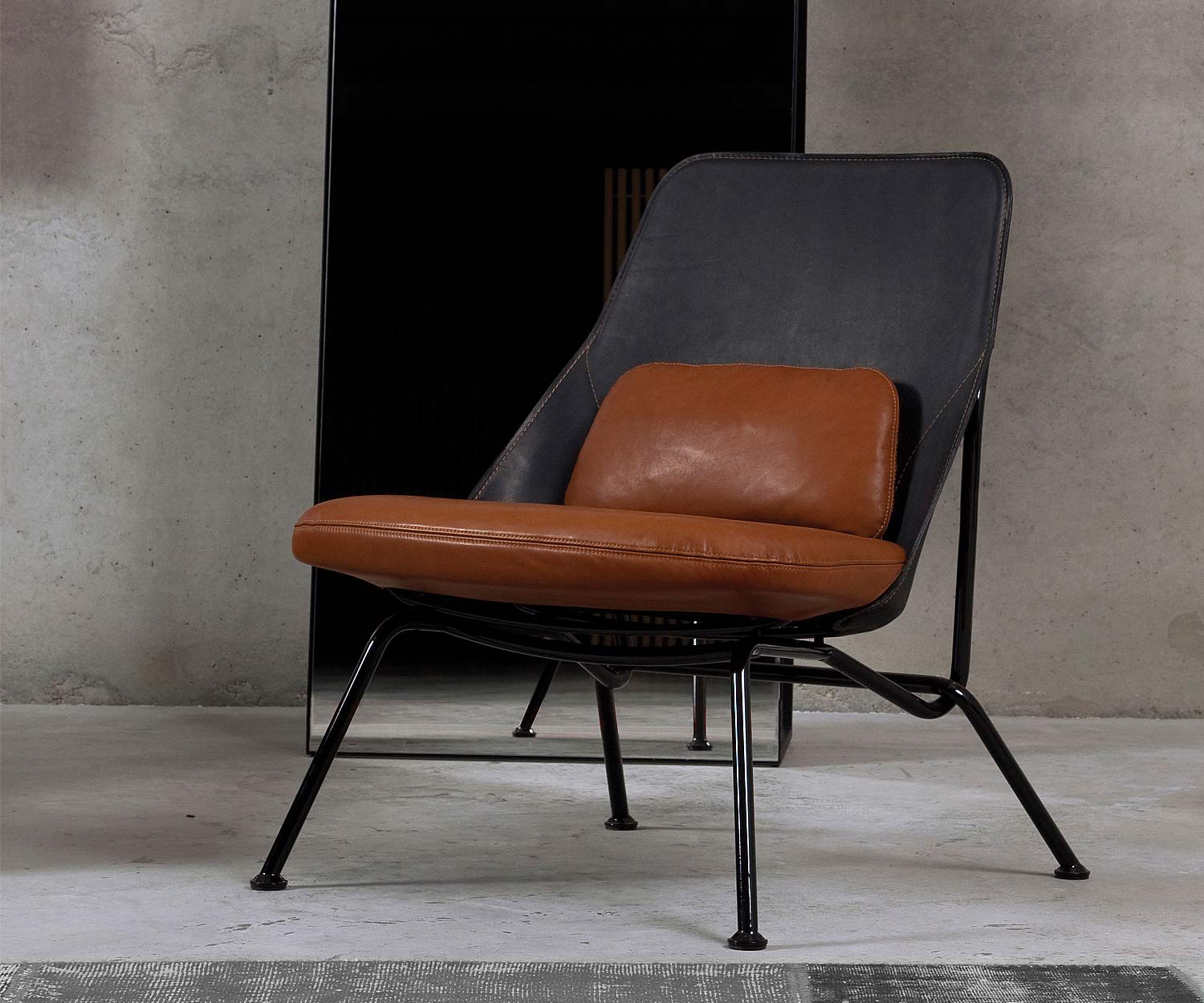 Prostoria Fauteuil design Strain avec assise en cuir Cognac
