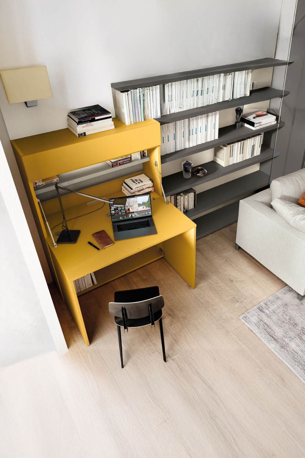 highboard-jaune-avec-bureau-intégré-à-côté-d-une-étagère-grise-et-d-un-canapé-blanc