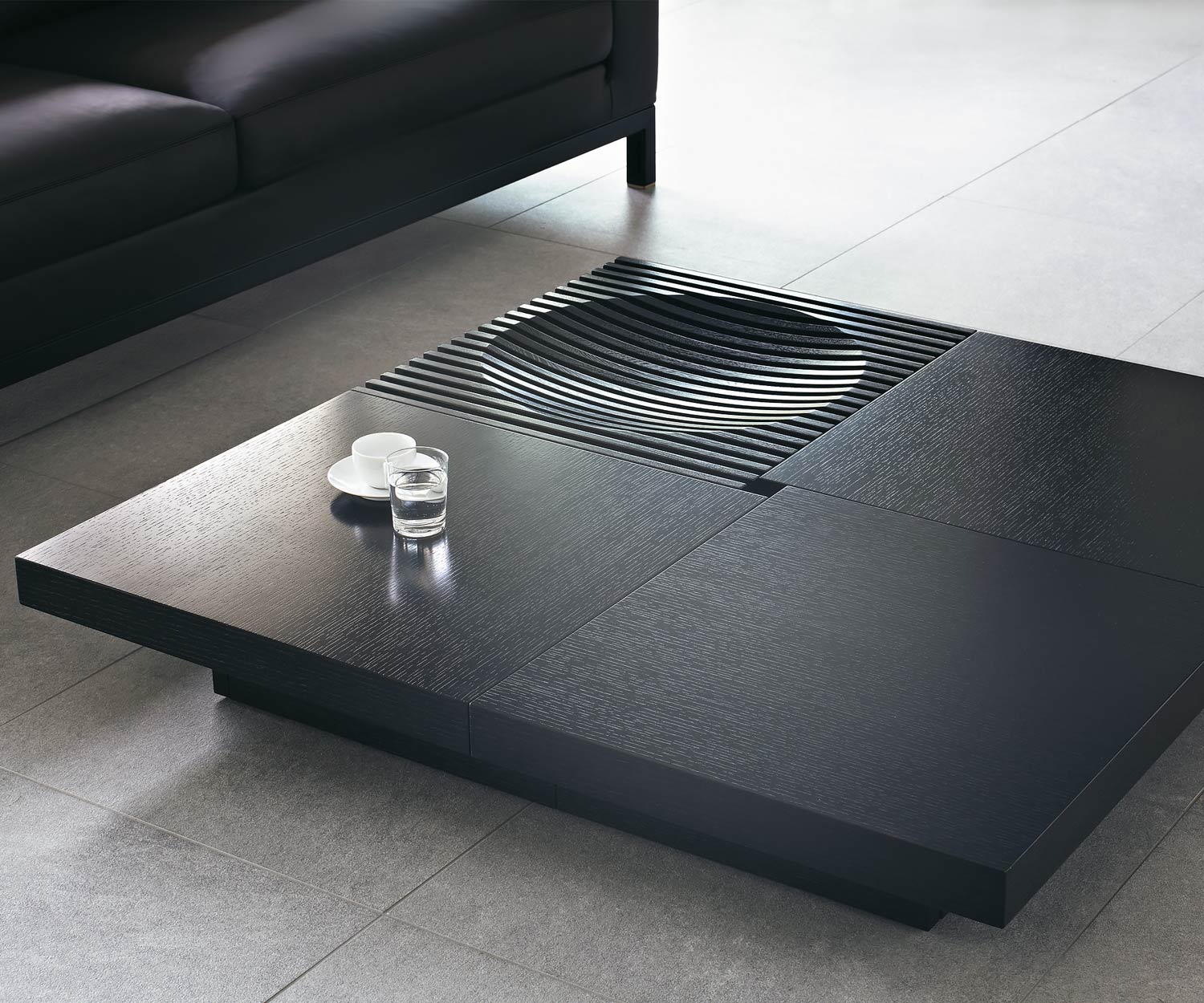 Table basse design exclusive Conde House Barringer avec compartiment ouvert caché