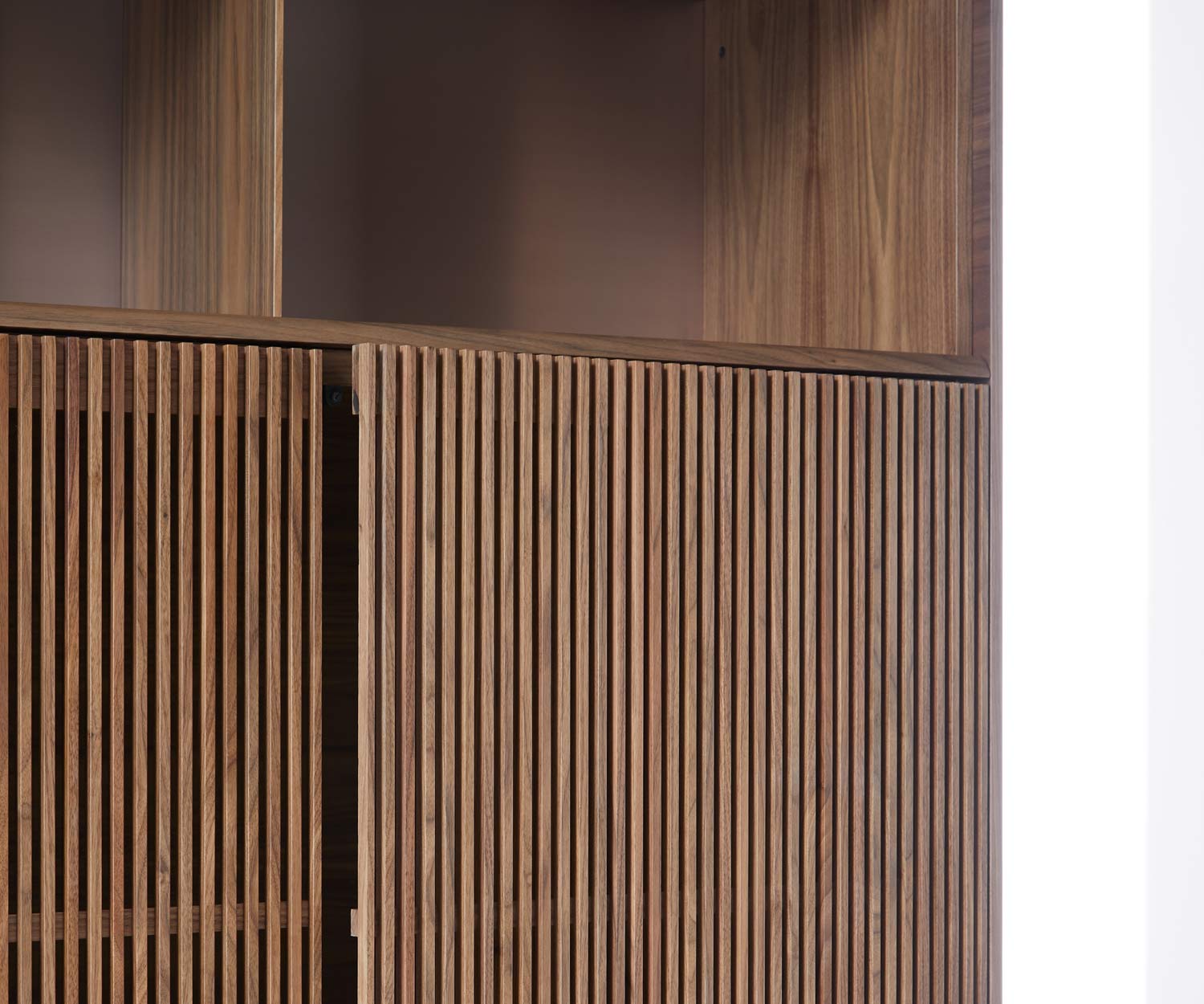 Détail du highboard design Porte à lamelles et compartiments Détail du highboard design Porte à lamelles et compartiments