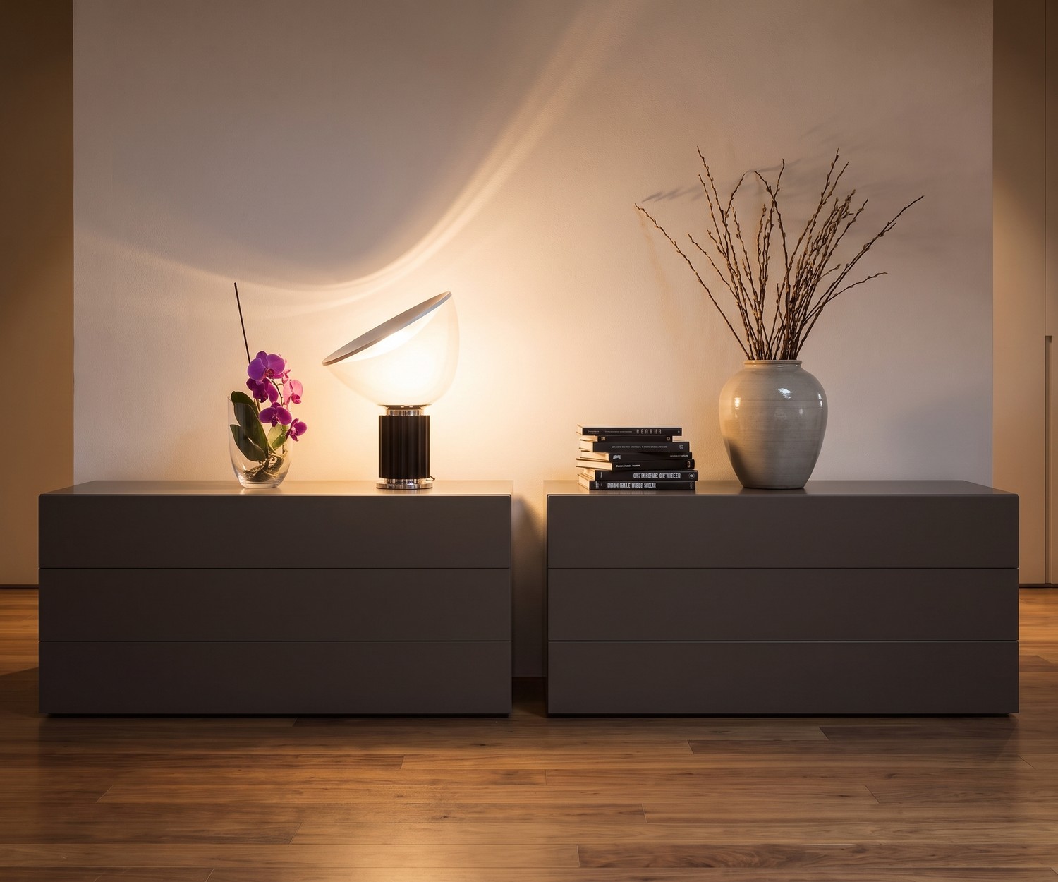 Commode minimaliste Novamobili Easy Commode Novamobili Easy à 3 tiroirs dans la chambre, design minimaliste gris foncé sur parquet chaleureux.