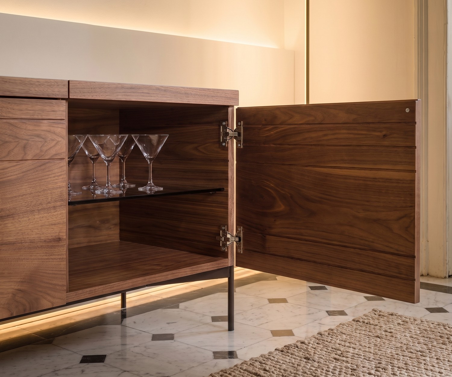 Buffet en bois moderne al2 o-rizon 003 Buffet design en bois al2 o-rizon 003 pour le salon, offrant du rangement sous un grand miroir rond de style moderne.