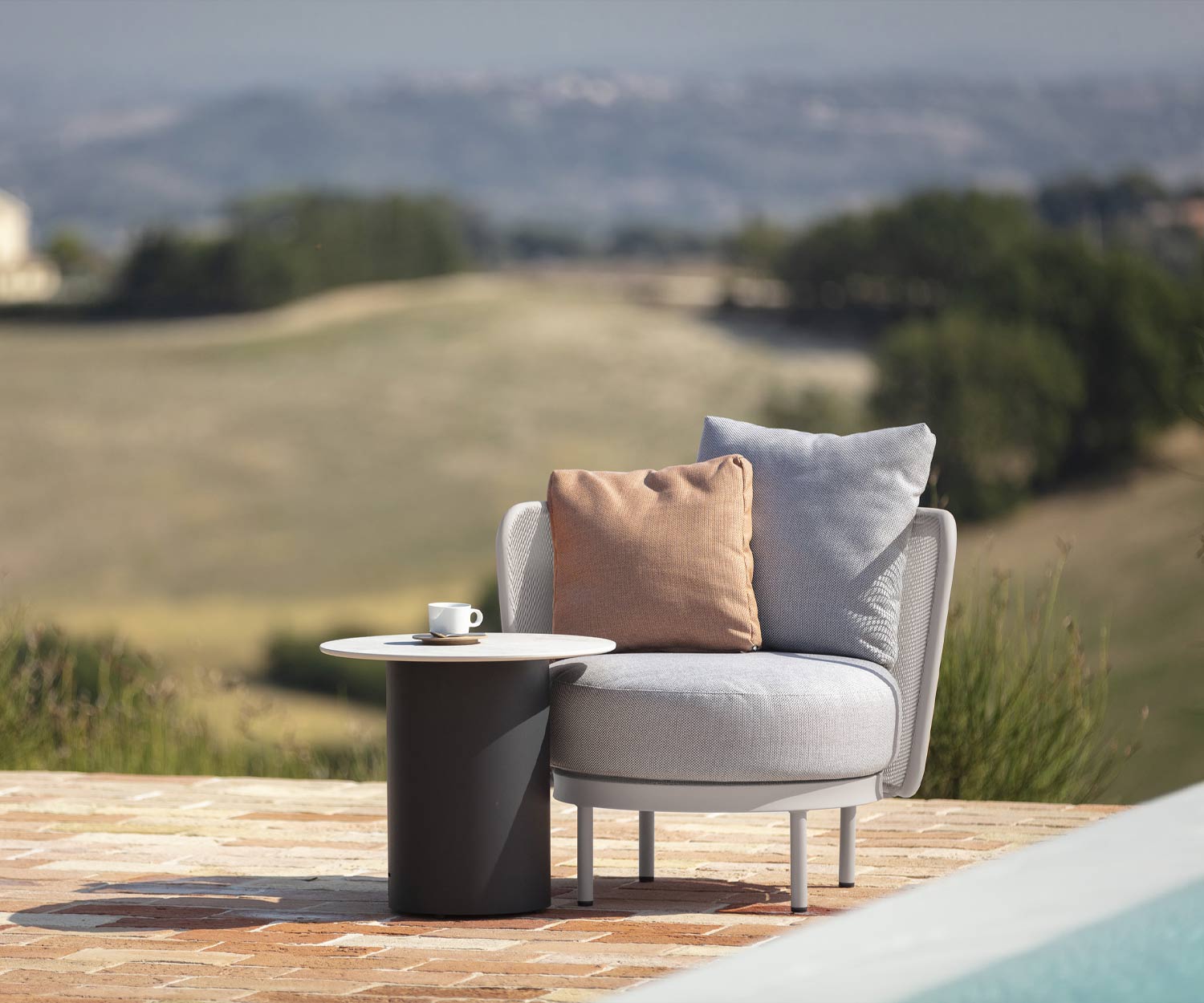 Fauteuil club exclusif Todus Baza Round Design au bord de la piscine