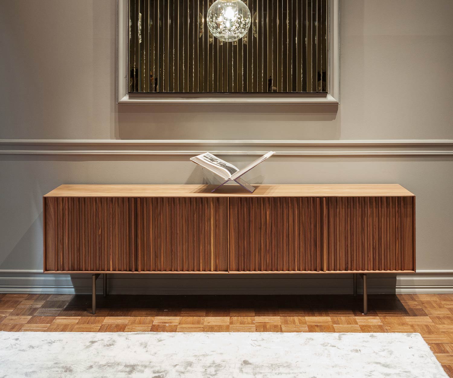 Buffet design exclusif pour salon sur pieds en noyer avec portes à lamelles Buffet design exclusif pour salon sur pieds en noyer avec portes à lamelles