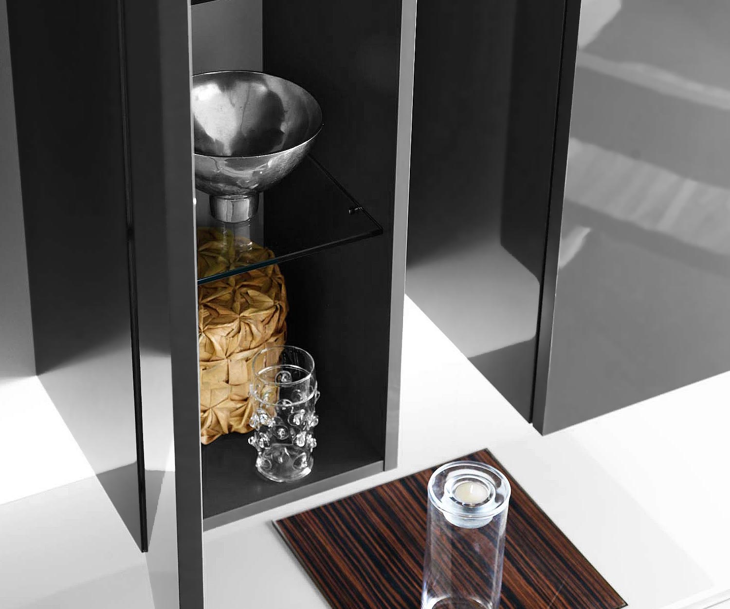 Armoire suspendue design avec détail de la tablette en verre