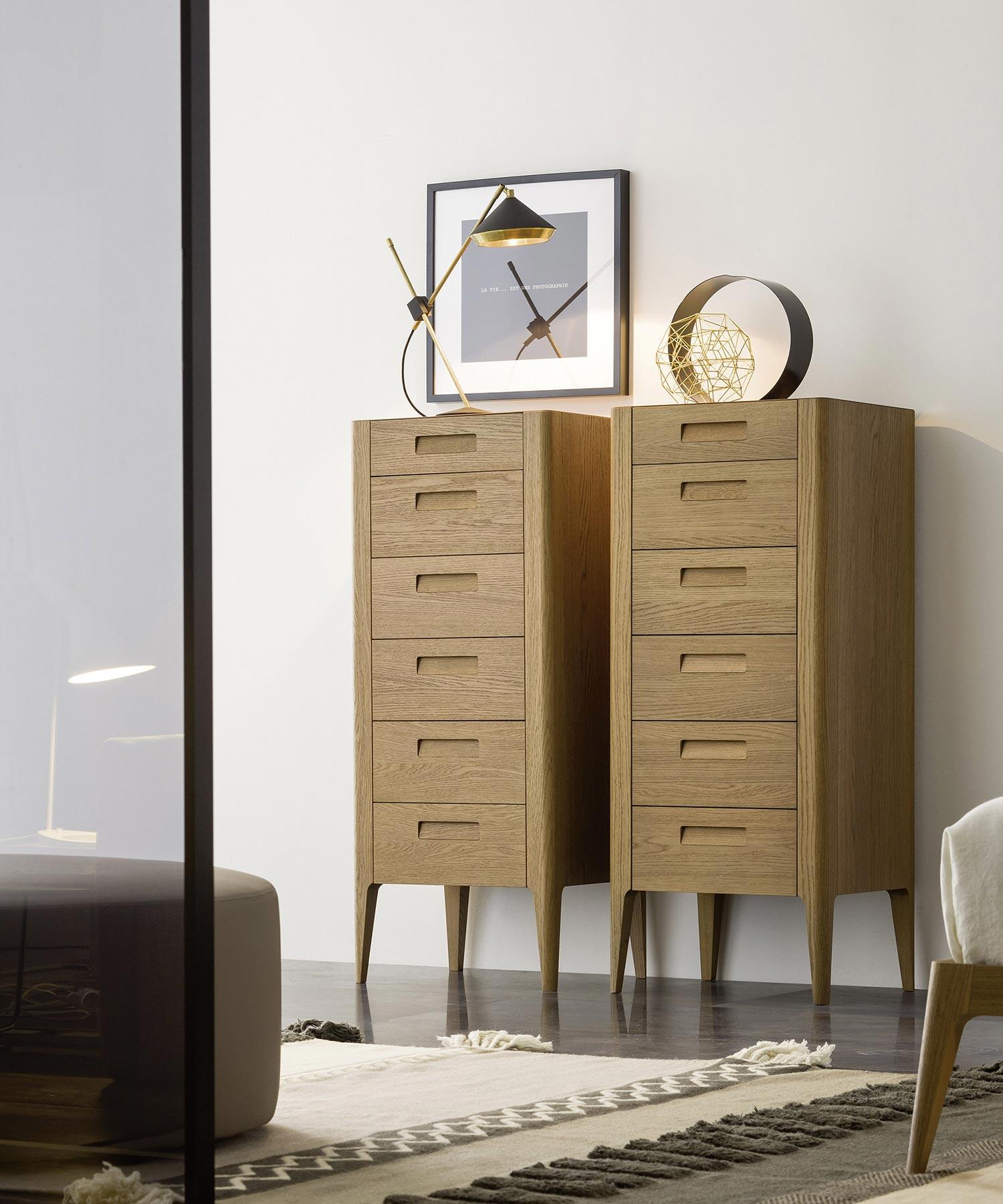 Tendance chambre : commode haute et &eacute;troite en bois