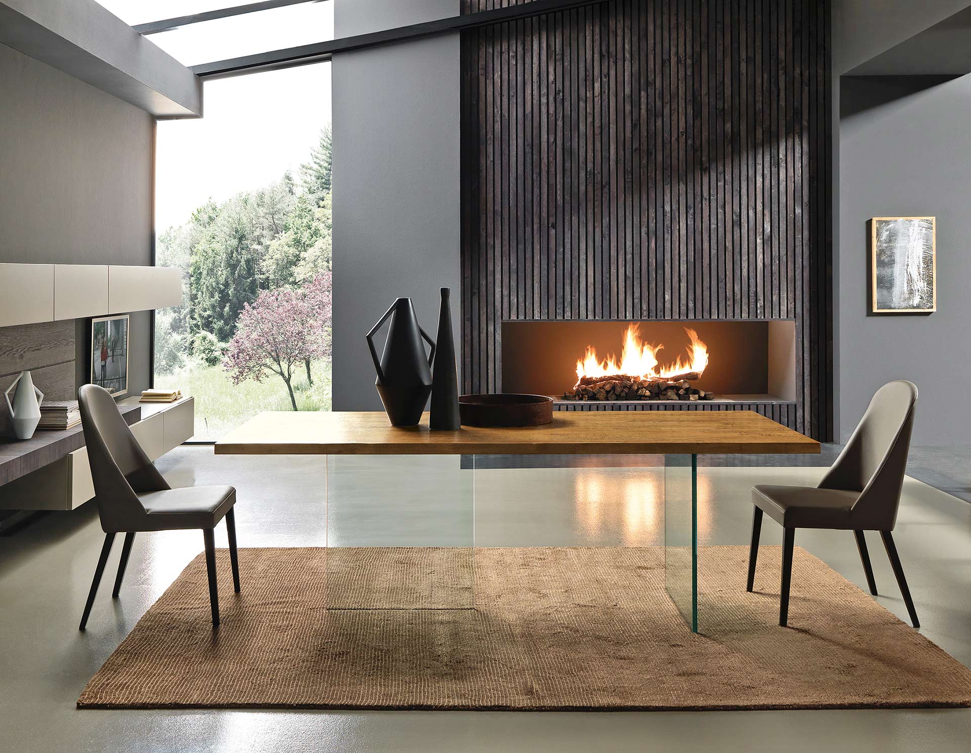 Table design en bois massif avec pied en verre