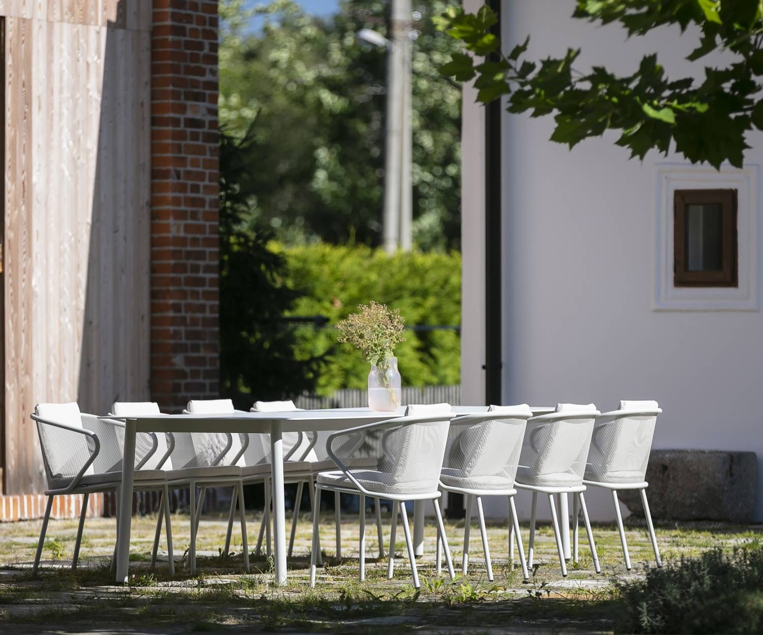 Moderne Todus Condor Design Chaise à accoudoirs vue de côté à la table à manger Condor Moderne Todus Condor Design Chaise à accoudoirs vue de côté à la table à manger Condor