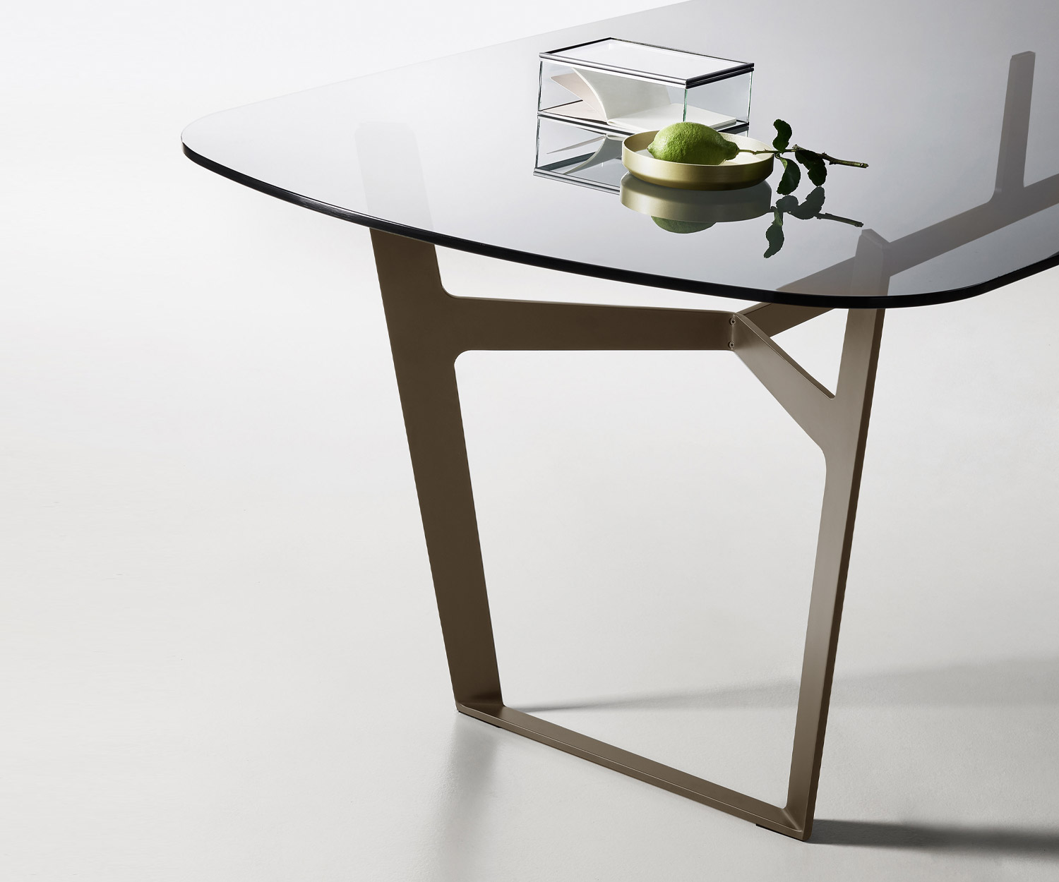 Exclusif Livitalia Table de salle à manger design Obi piètement métallique en bois plaqué chêne Exclusif Livitalia Table de salle à manger design Obi piètement métallique en bois plaqué chêne