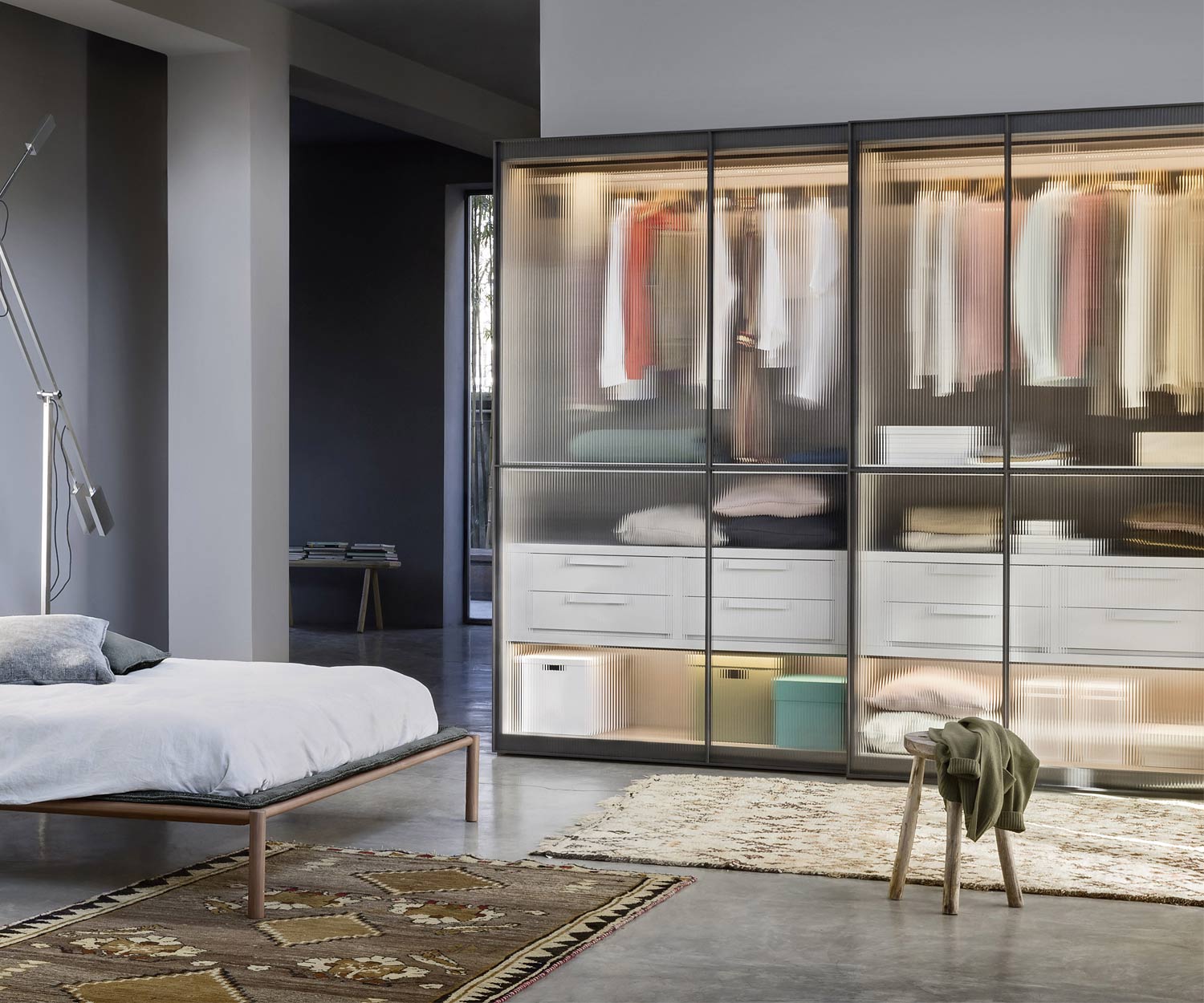 Novamobili Armoire Layer avec portes coulissantes en verre et LED Novamobili Armoire Layer avec portes coulissantes en verre et LED