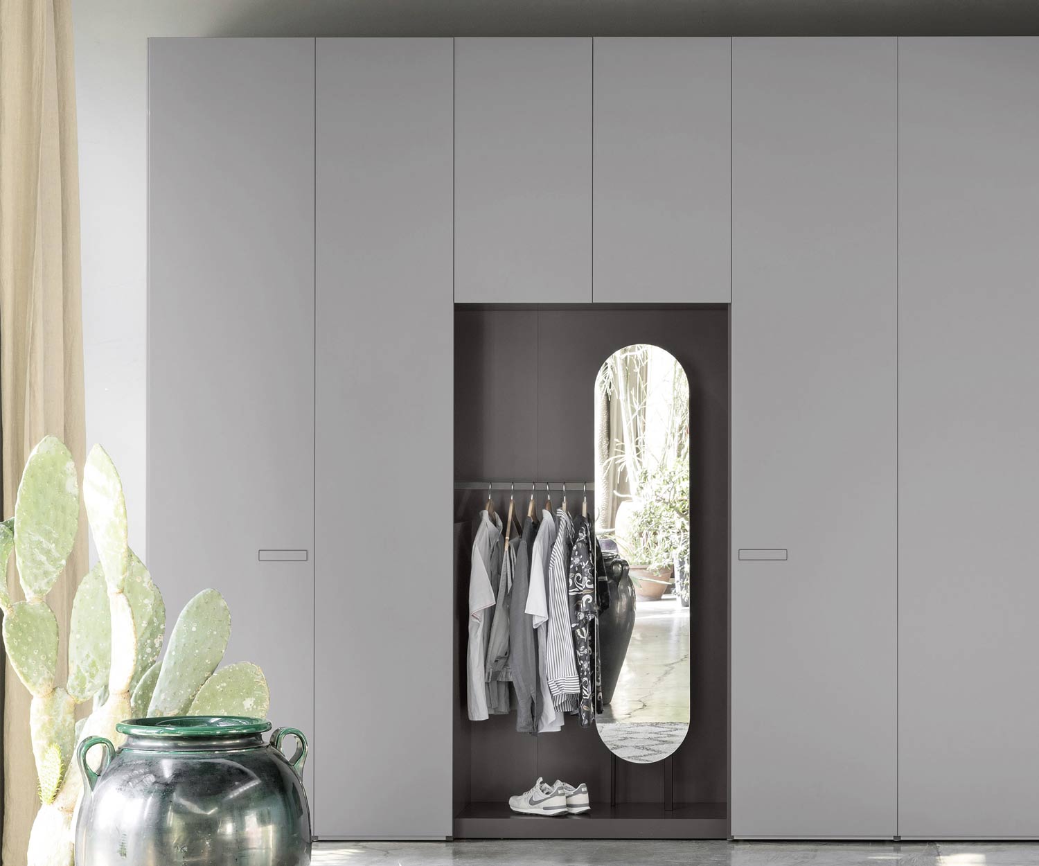 Armoire design moderne pour couloir avec penderie ouverte