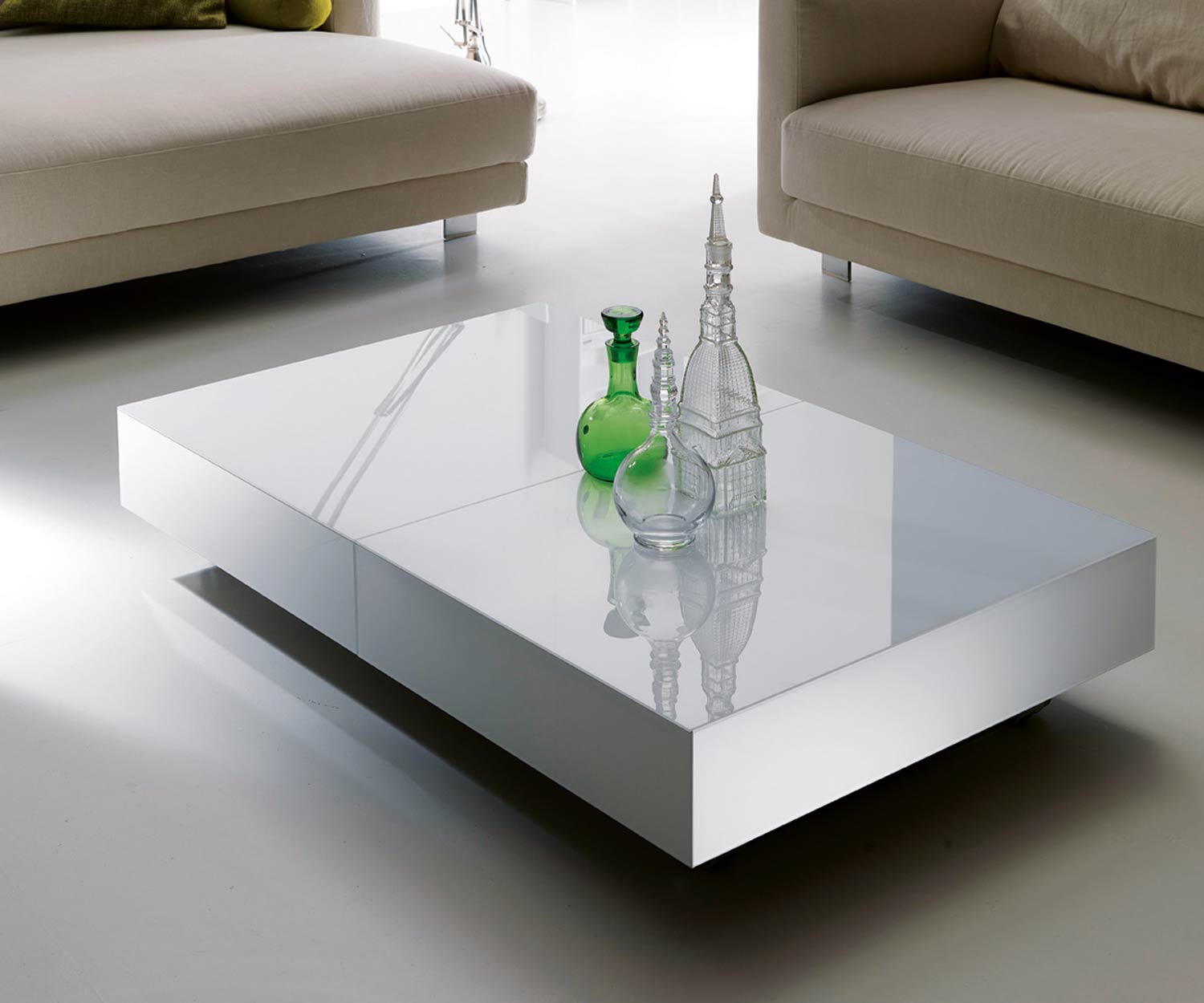 Table basse design en verre blanc de Ozzio avec canapé et fauteuil dans le salon Table basse design en verre blanc de Ozzio avec canapé et fauteuil dans le salon