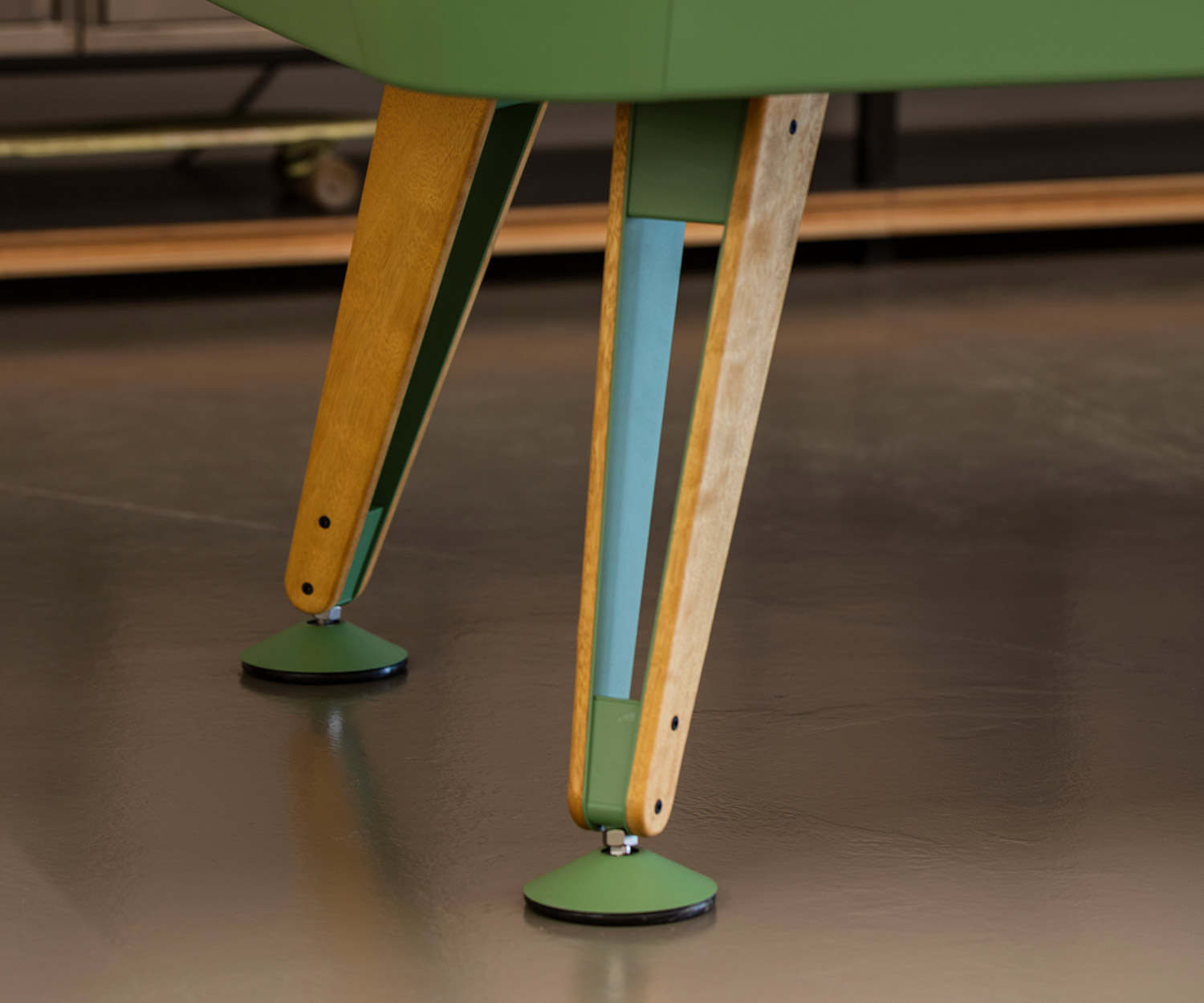 Détail des pieds de la table de billard diagonale RS Barcelona Iroko Détail des pieds de la table de billard diagonale RS Barcelona Iroko