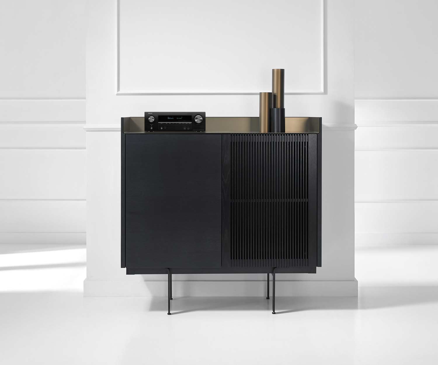 Highboard Hi-Fi moderne en bois de Stockholm avec récepteur sur le dessus