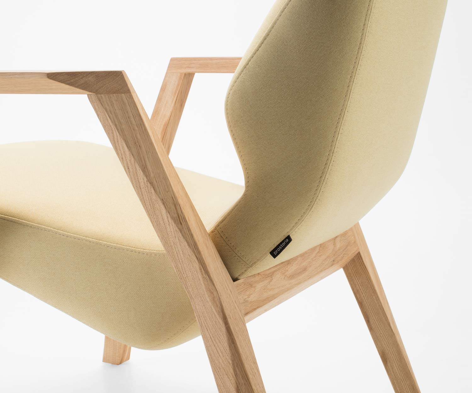 Prostoria Fauteuil Oblique installé dans une salle d'attente Prostoria Fauteuil Oblique installé dans une salle d'attente