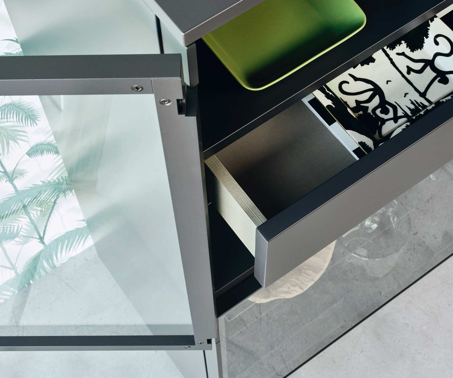 Exclusif Livitalia Vitrine en verre design Scrigno avec cadre étroit Exclusif Livitalia Vitrine en verre design Scrigno avec cadre étroit