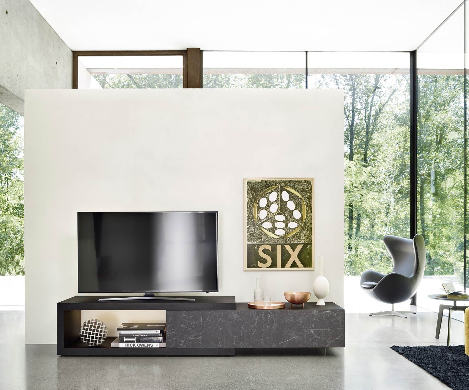 Meuble TV mural mini décoratif avec banc au sol pour TV LCD et objets de décoration, et meuble bas avec façade en céramique sans poignée effet marbre foncé