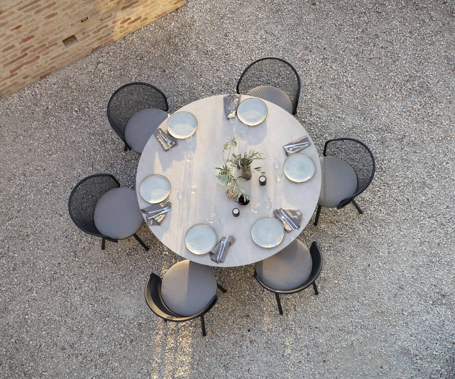 Exclusif Todus Branta Design Table à manger ronde près de la piscine sur terrasse Exclusif Todus Branta Design Table à manger ronde près de la piscine sur terrasse