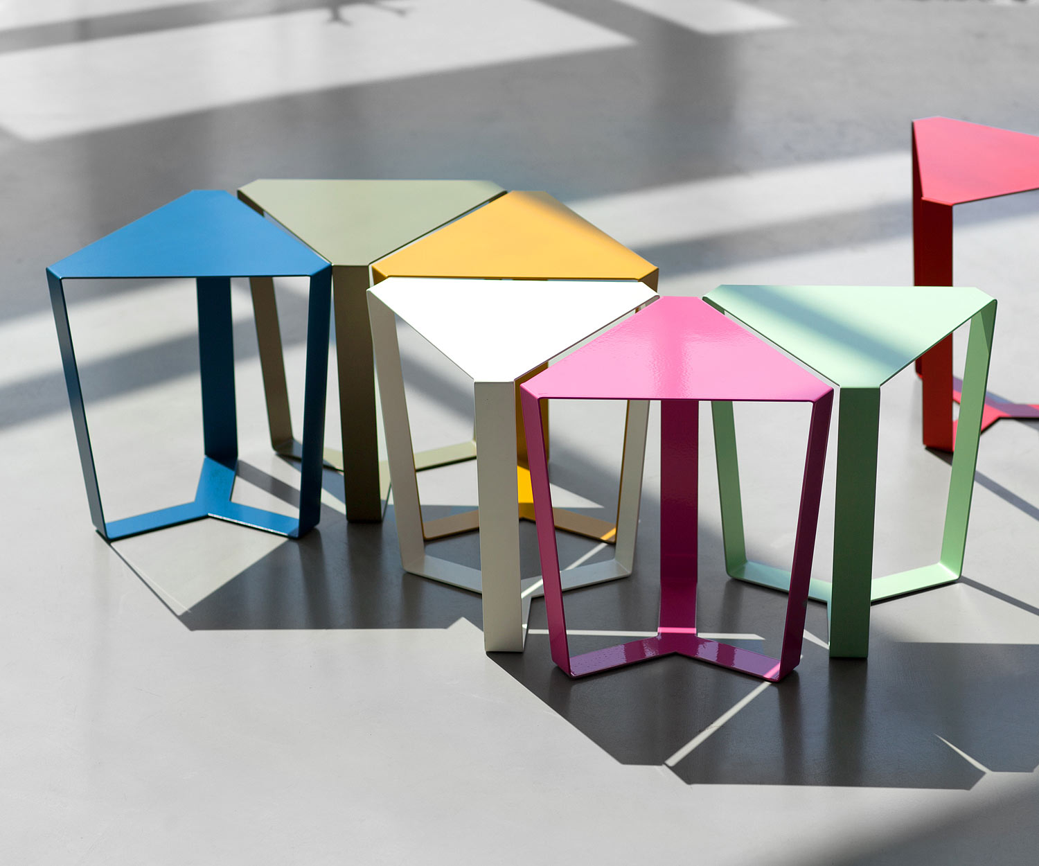 Belle combinaison de plusieurs tables d'appoint MEME Design Finity Belle combinaison de plusieurs tables d'appoint MEME Design Finity