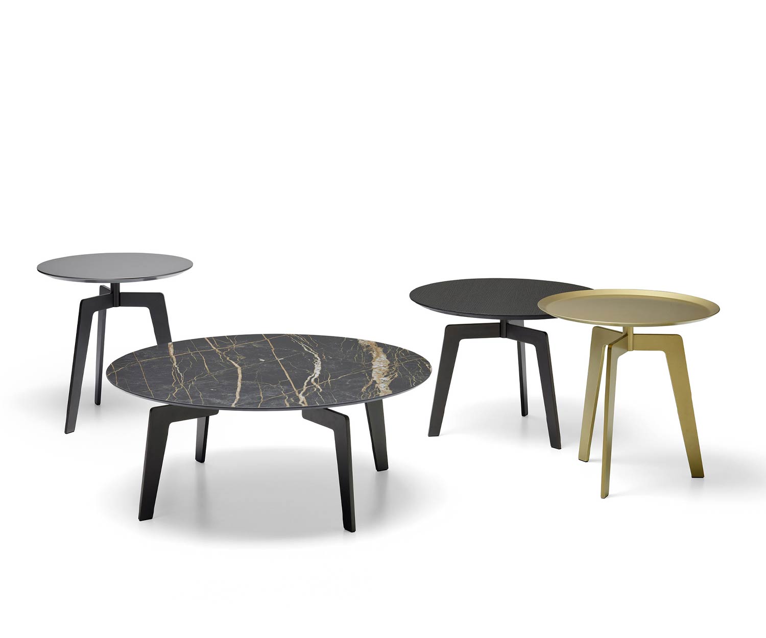 Ensemble de tables d'appoint Lotus laquées et avec 3 ou 4 pieds Ensemble de tables d'appoint Lotus laquées et avec 3 ou 4 pieds