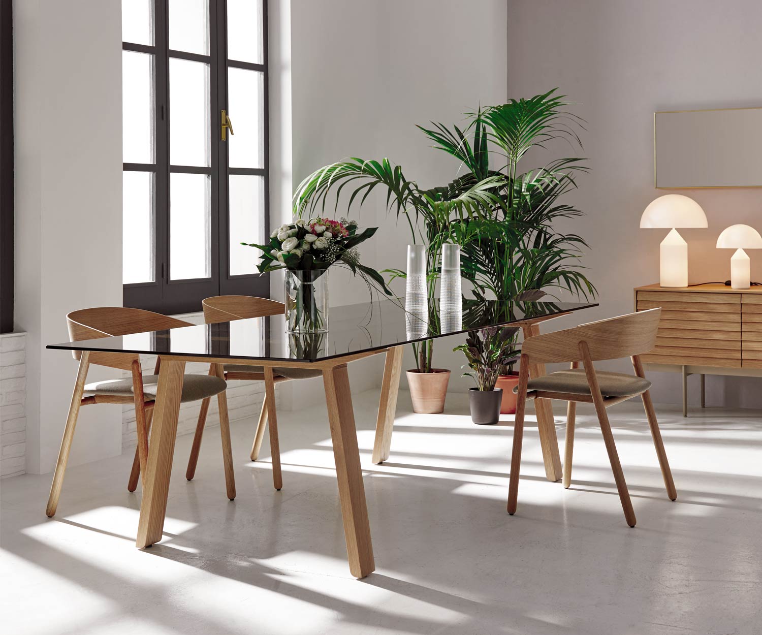 Chaise de salle à manger design en noyer massif