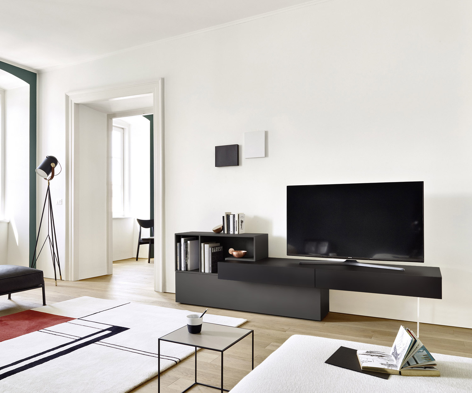 Meuble bas flottant avec téléviseur grâce au pied transparent du meuble TV mural mini C05