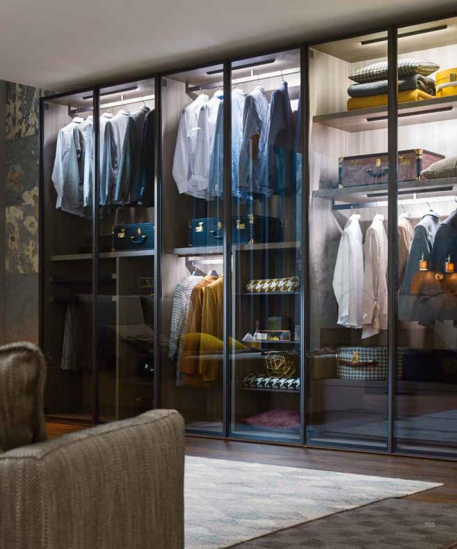 Armoire &agrave; portes vitr&eacute;es &eacute;clair&eacute;e