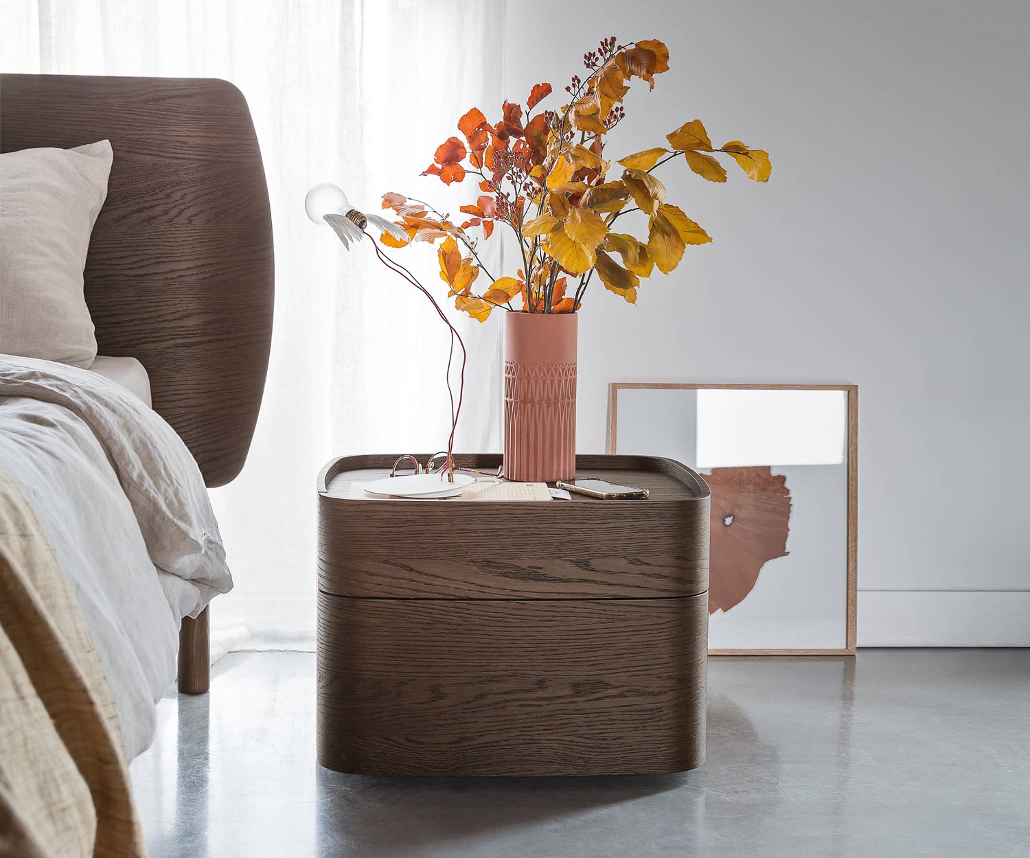 Table de nuit design Norman de Novamobili avec plateau en marbre