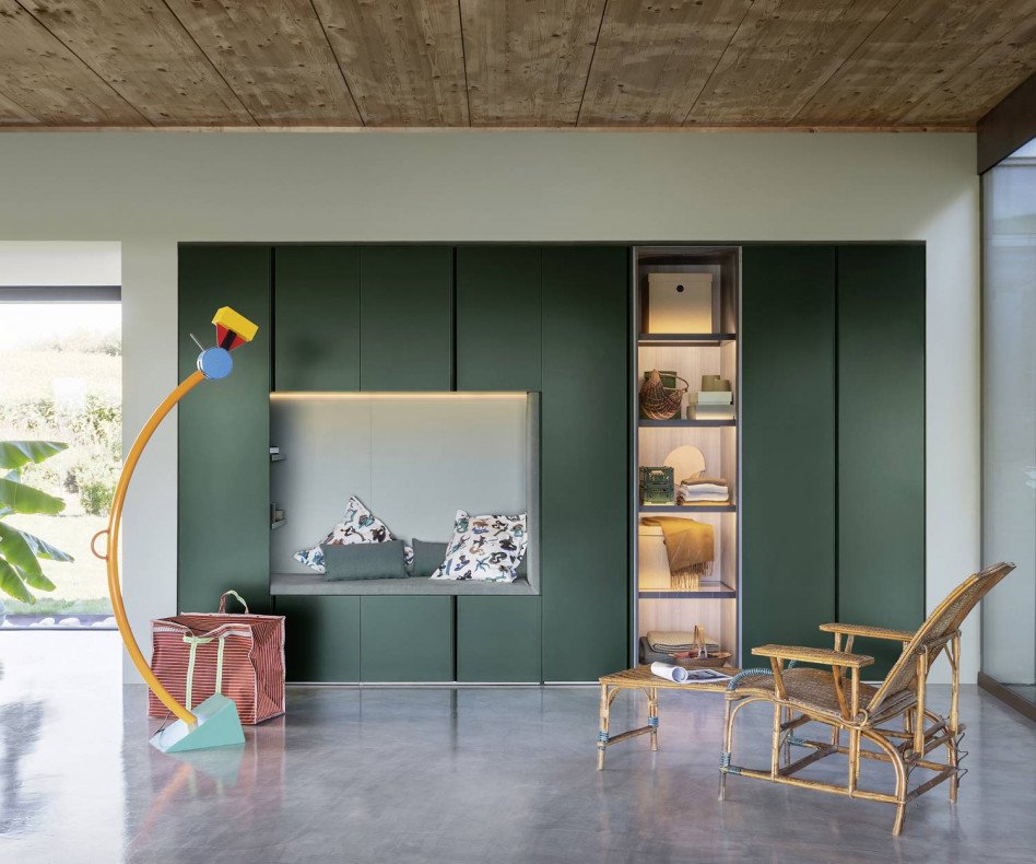 L'armoire Novamobili Gola présente un banc