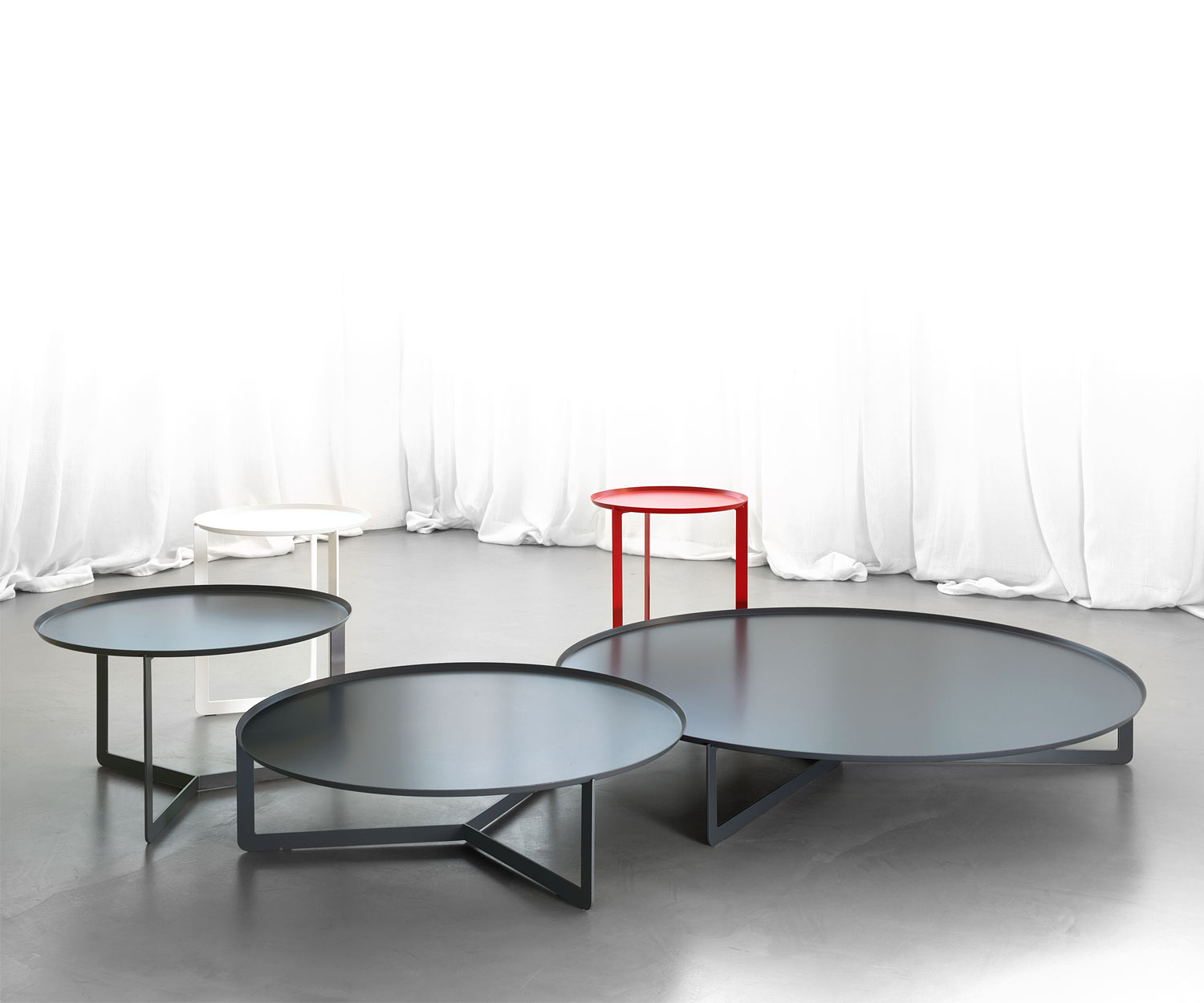 Exclusif MEME Design Round 1 table d'appoint en rouge Exclusif MEME Design Round 1 table d'appoint en rouge