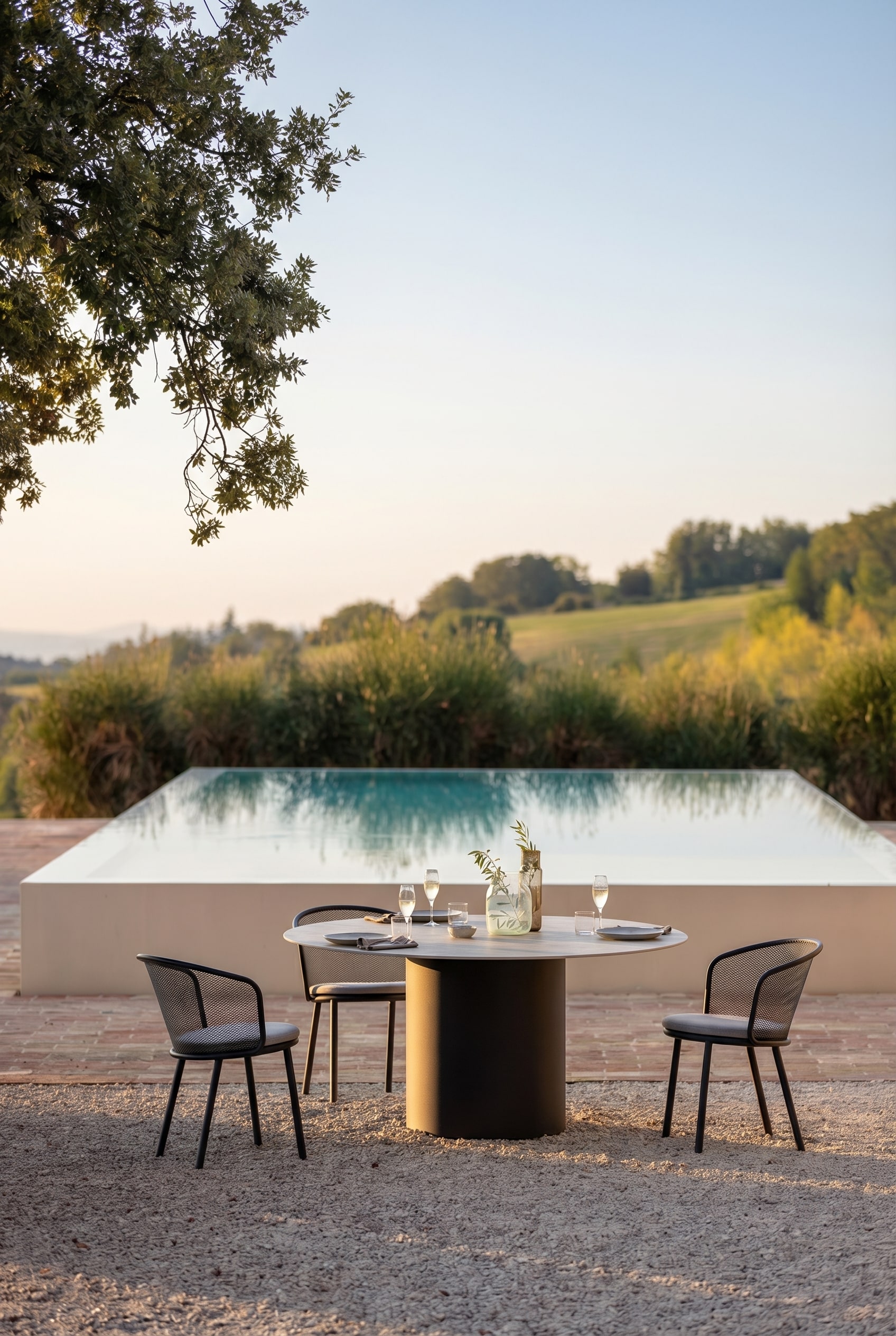 Table de jardin élégante avec plateau rond en céramique et colonne sombre Table de jardin élégante avec plateau rond en céramique et colonne sombre