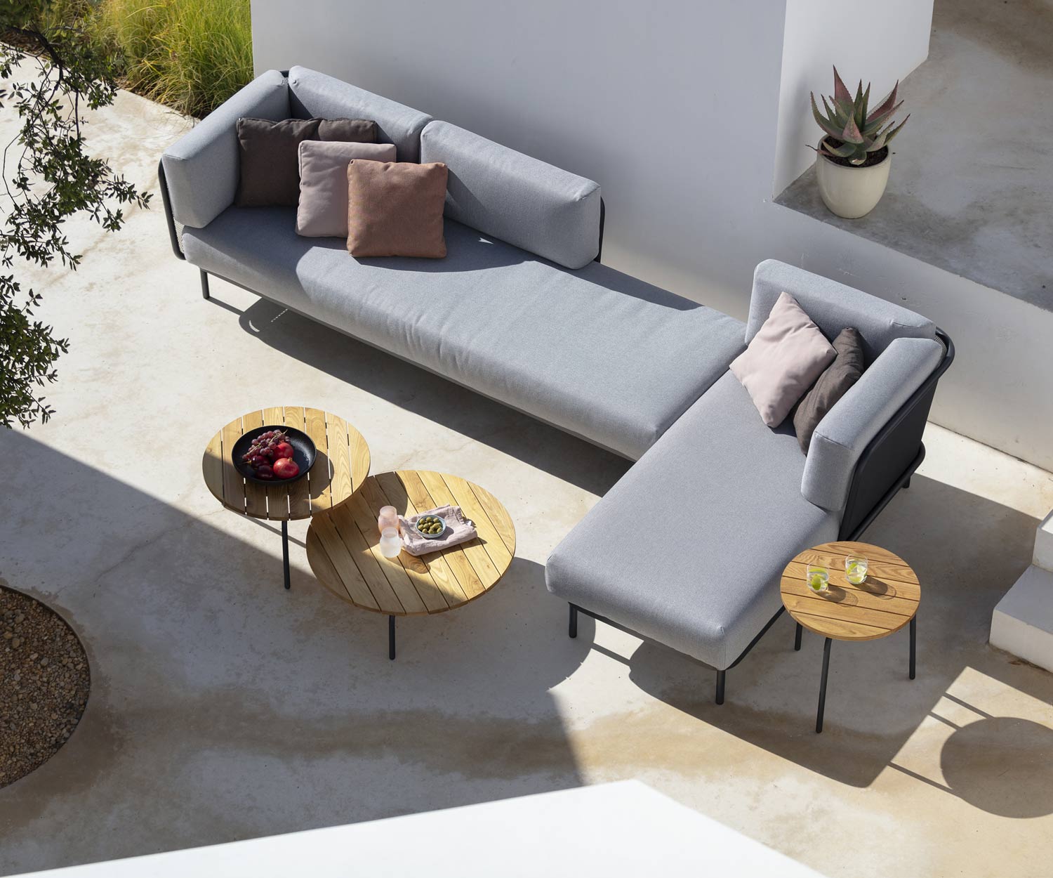 Todus Table d'appoint design Starling sur la terrasse avec daybed Baza Todus Table d'appoint design Starling sur la terrasse avec daybed Baza