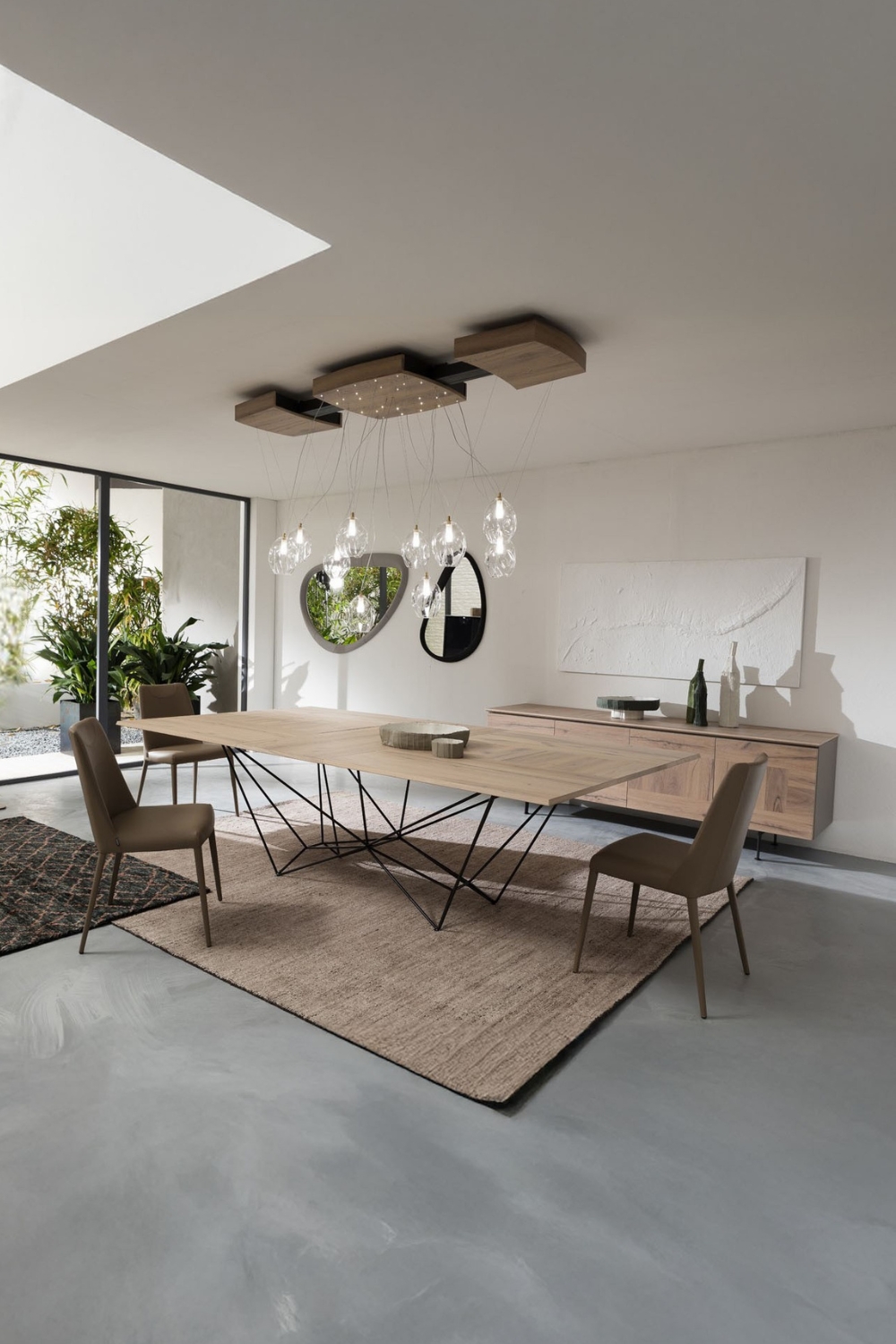 table à manger avec plateau placage et structure créative en combinaison avec des chaises de salle à manger simplement élégantes