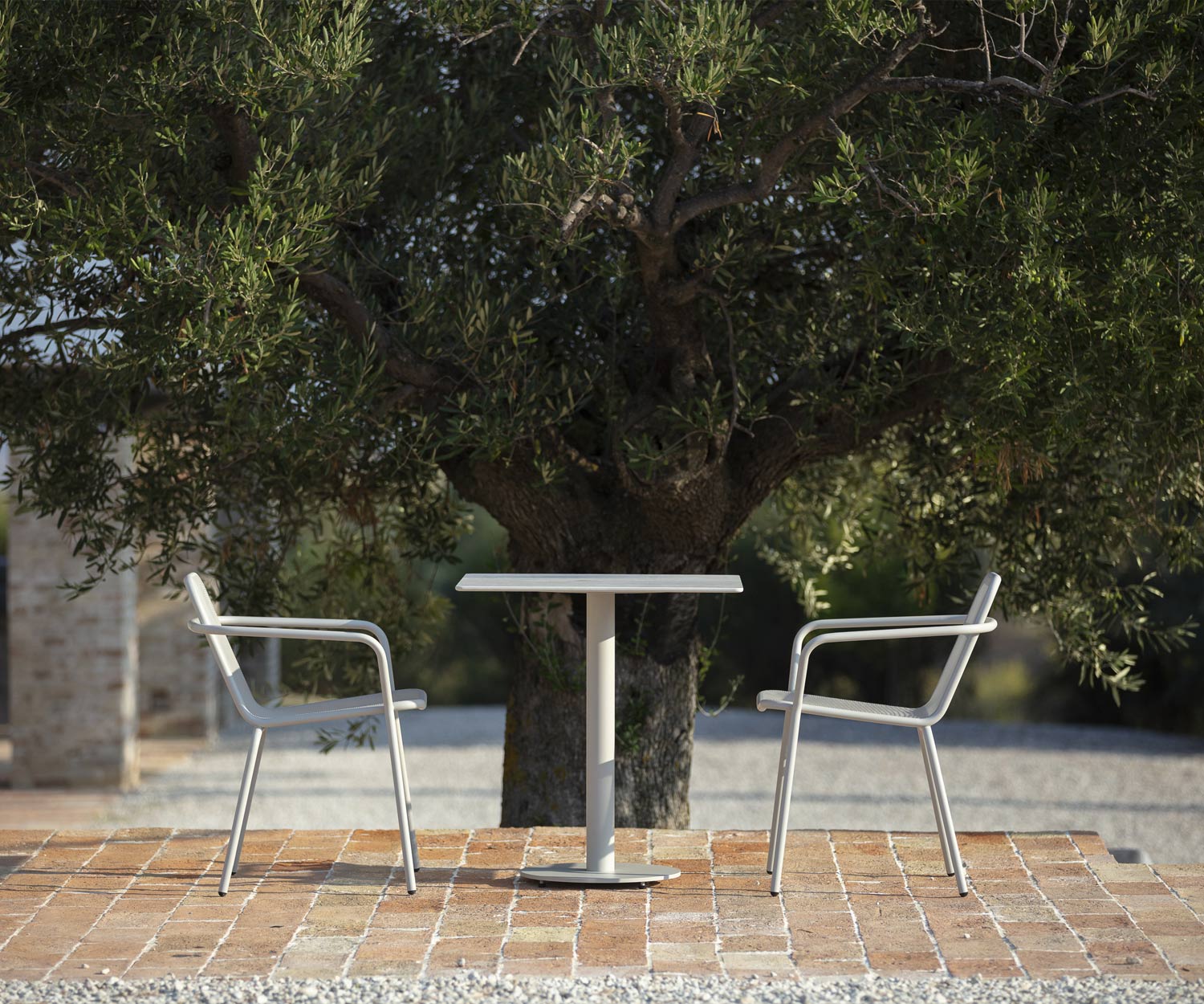 Table de bistrot exclusive Todus Branta avec piètement anthracite et plateau en céramique Table de bistrot exclusive Todus Branta avec piètement anthracite et plateau en céramique