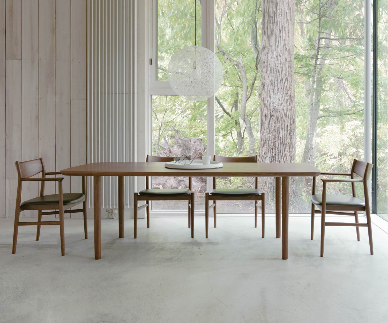 Table design exclusive Conde House Kamuy avec piétement en bois massif dans le salon Table design exclusive Conde House Kamuy avec piétement en bois massif dans le salon