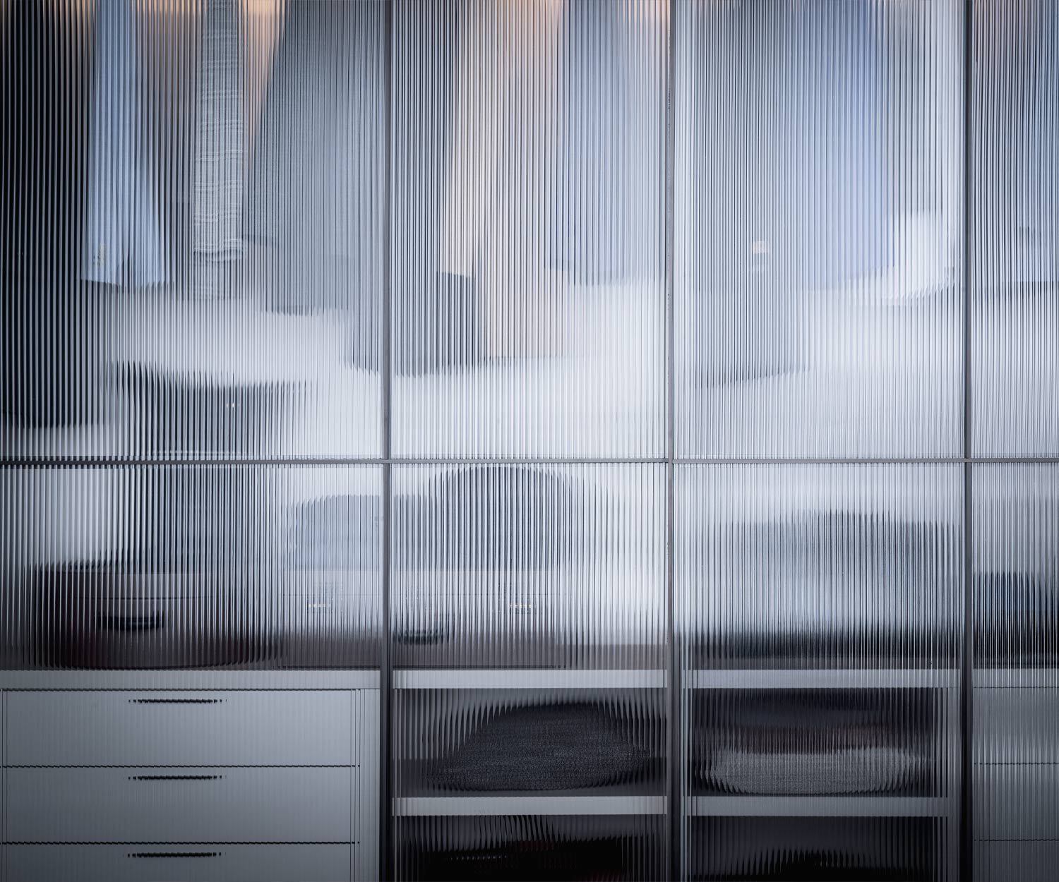 Détail des portes coulissantes en verre de l'armoire design Layer