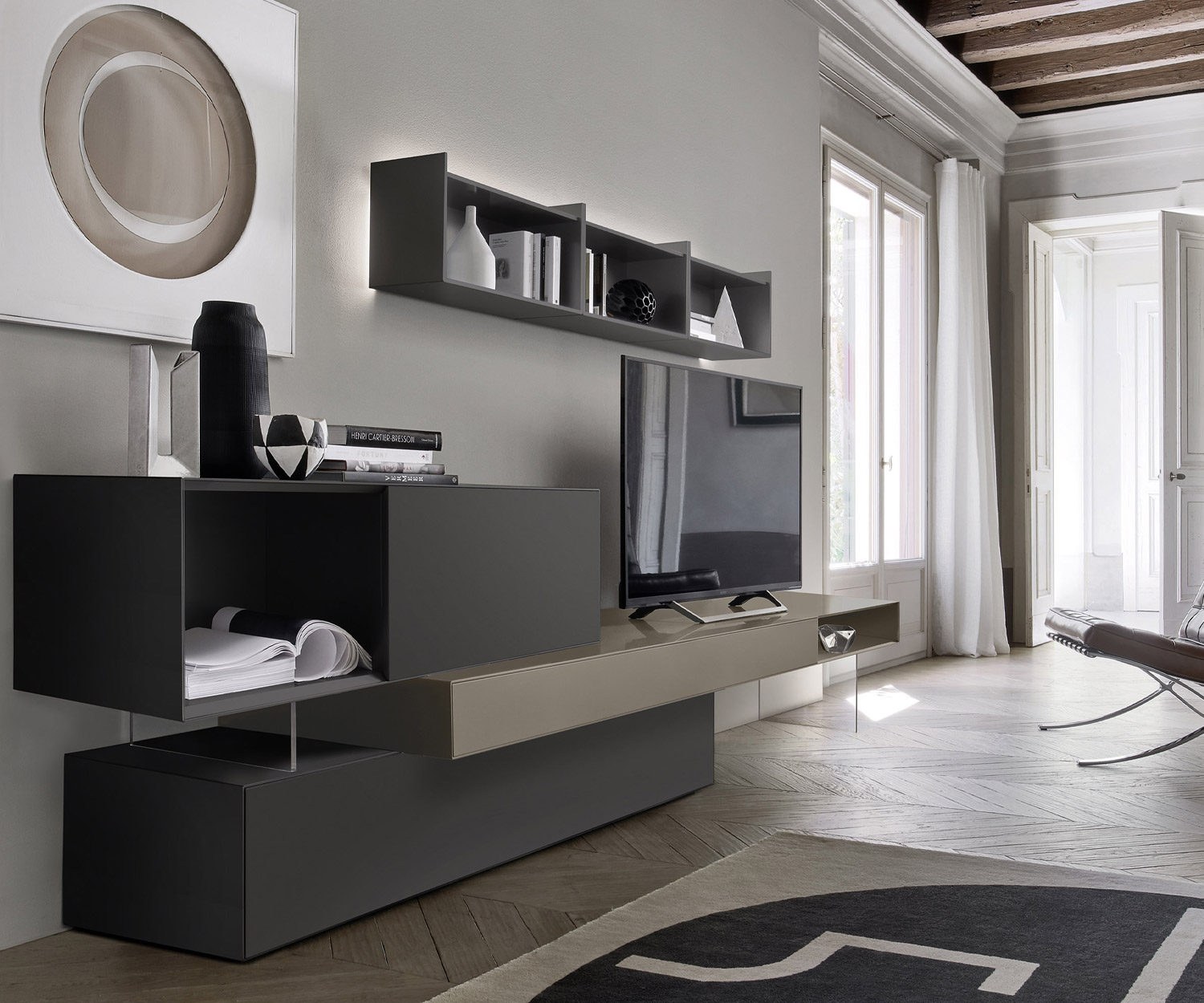 Gris laqué Livitalia Étagère en bois murale dans le salon dans le cadre d'un mur d'intérieur minimaliste Gris laqué Livitalia Étagère en bois murale dans le salon dans le cadre d'un mur d'intérieur minimaliste