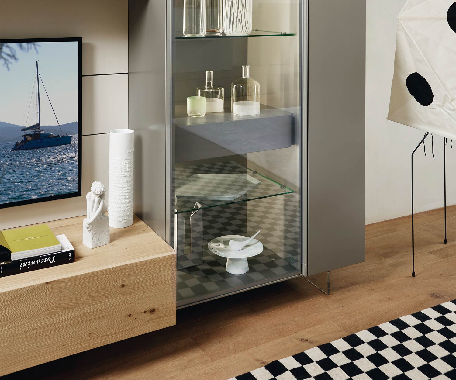 Livitalia Meuble-paroi design moderne C42 en détail Vue sur la vitrine en verre gris