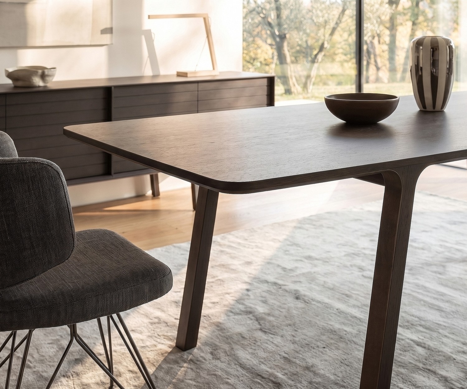 Table de repas design al2 mobius 001 pour la salle à manger, structure en eucalyptus massif, style minimaliste moderne.
