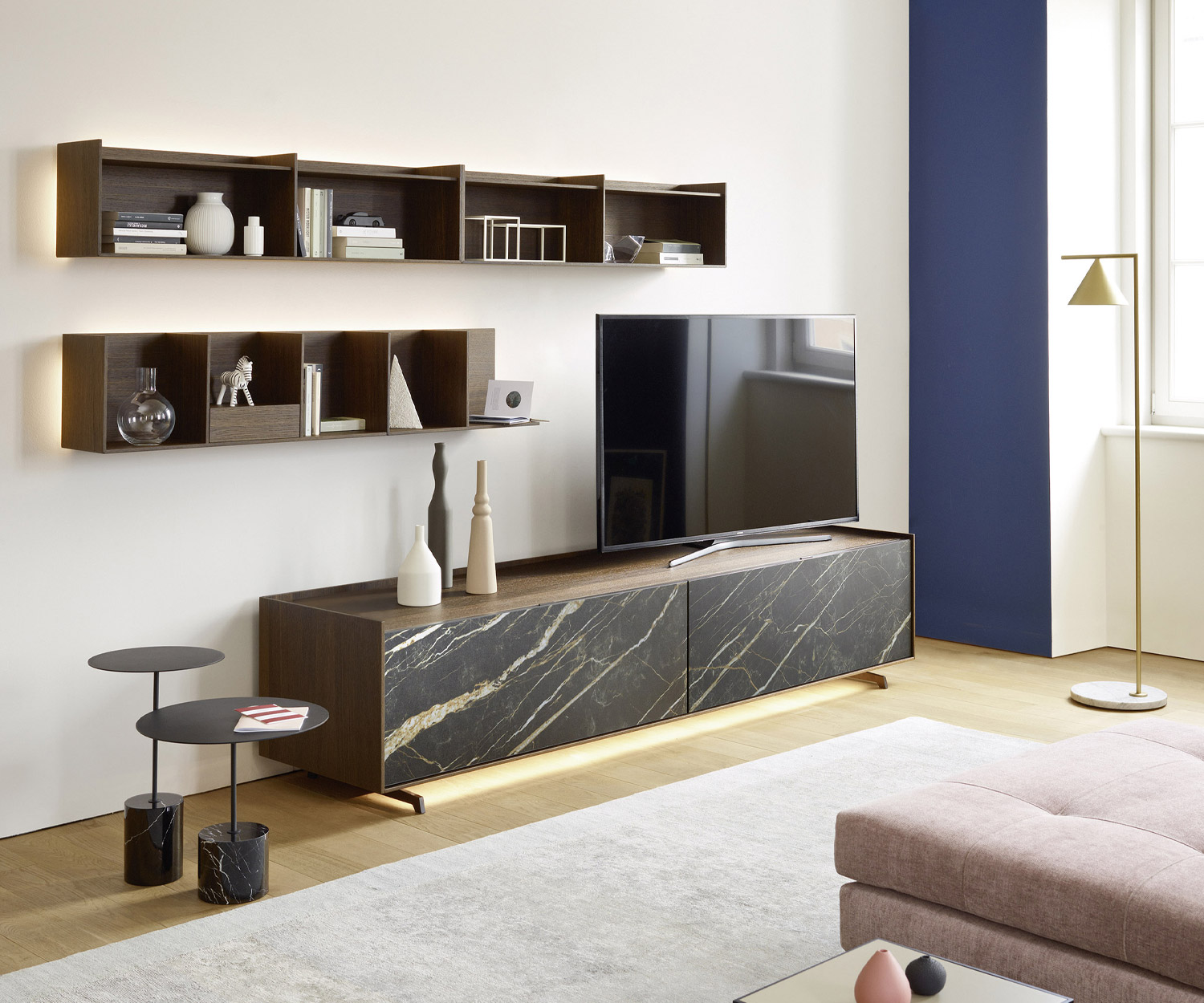 Etagère en bois de Livitalia avec étagère en bois sur Lowboard design avec TV debout Etagère en bois de Livitalia avec étagère en bois sur Lowboard design avec TV debout
