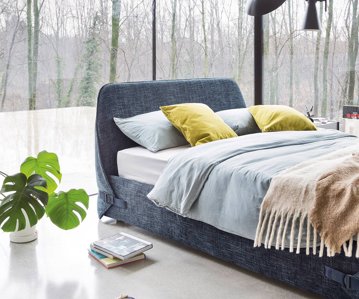 Lit rembourré Tape au design spécial de Novamobili avec sangle et tête de lit rembourrée