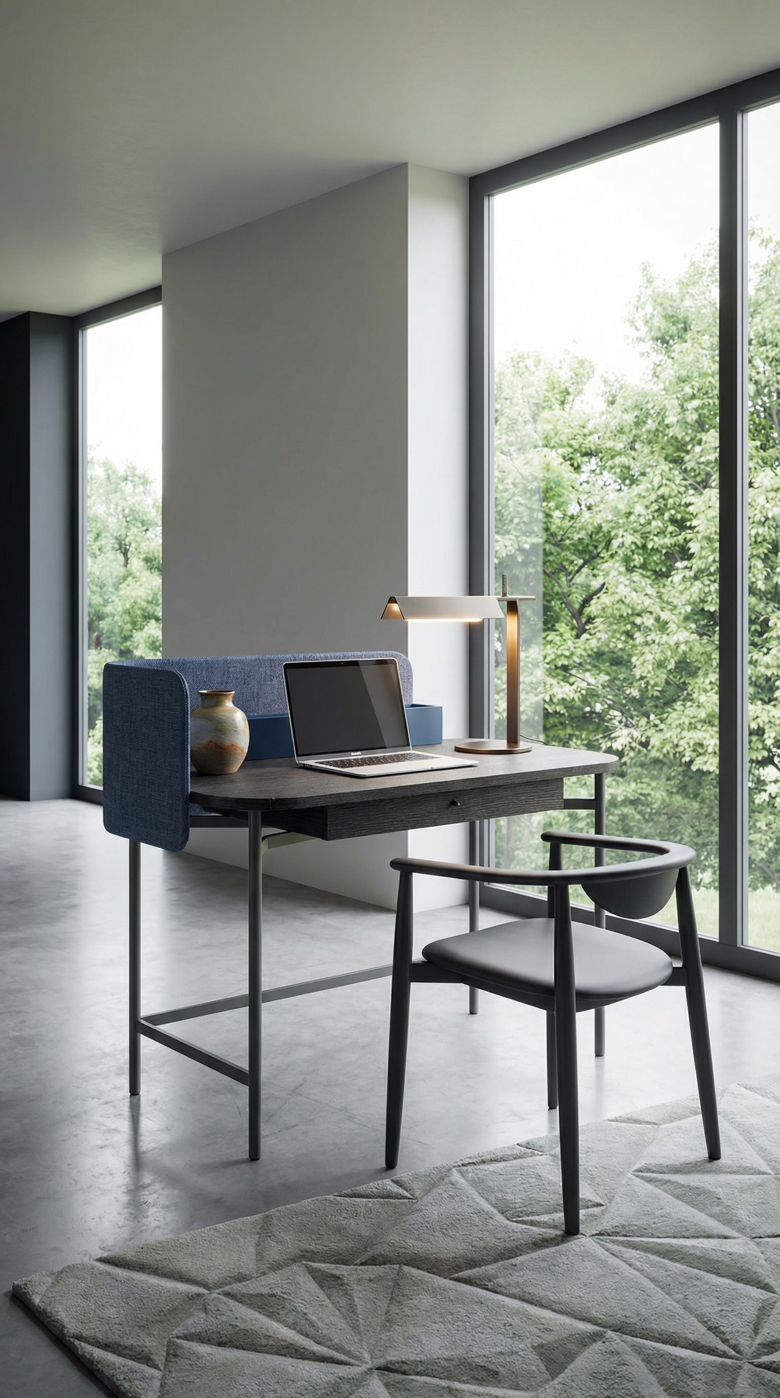 Un bureau Novamobili Ninfea élégant et compact avec un panneau arrière en tissu dans un salon lumineux. Un bureau Novamobili Ninfea élégant et compact avec un panneau arrière en tissu dans un salon lumineux.