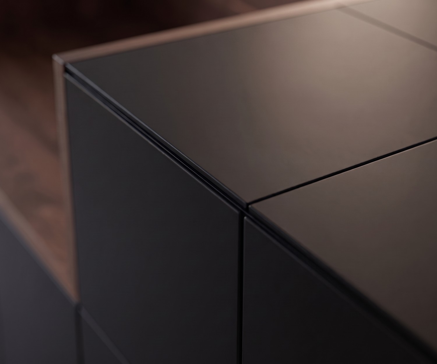 Buffet al2 MOS-I-KO 003 A dans un salon, en laque mate noire et bois au style rétro moderne avec des niches ouvertes.