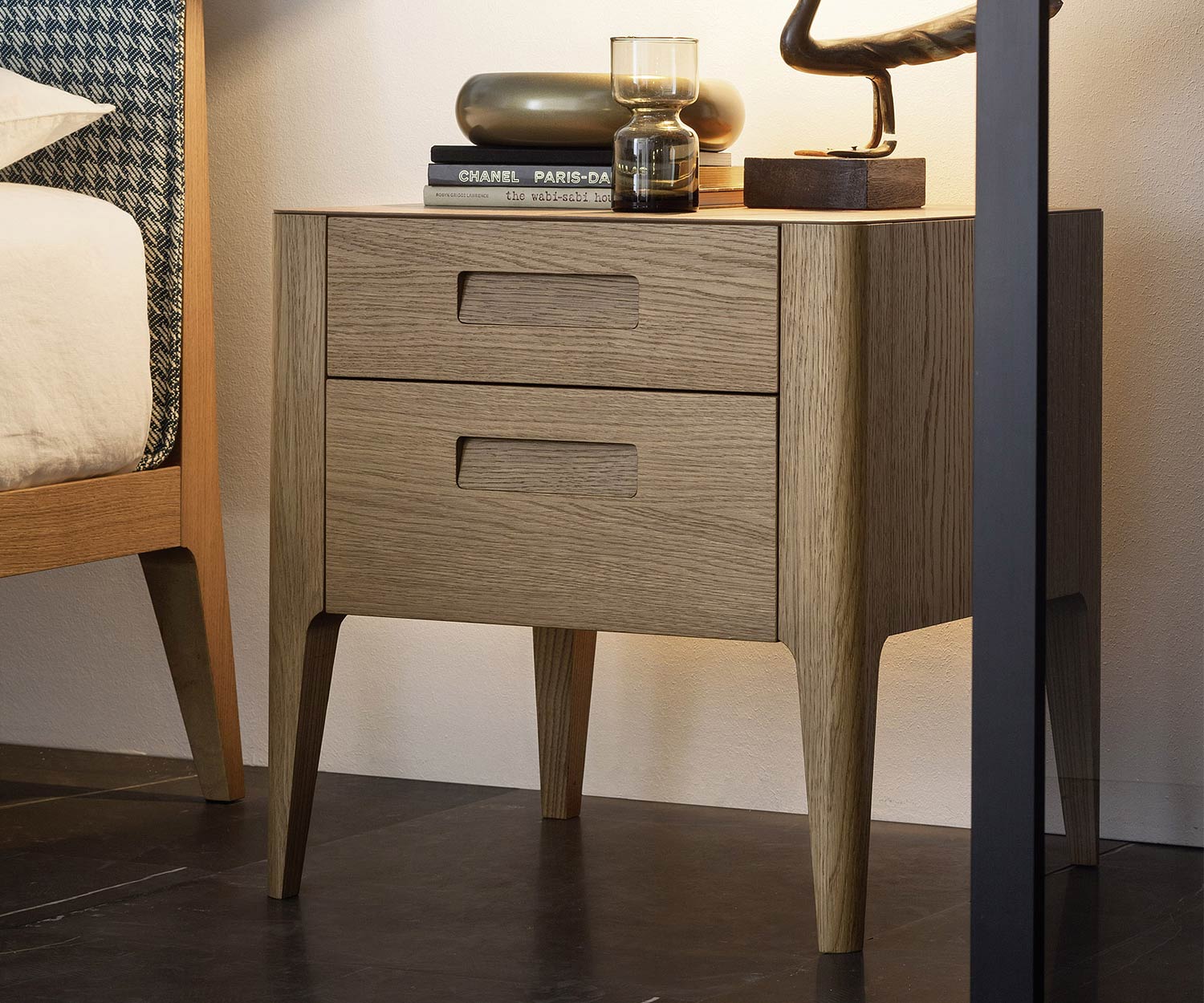Table de nuit design haut de gamme Giotto de Novamobili avec 2 tiroirs en chêne Miele Table de nuit design haut de gamme Giotto de Novamobili avec 2 tiroirs en chêne Miele