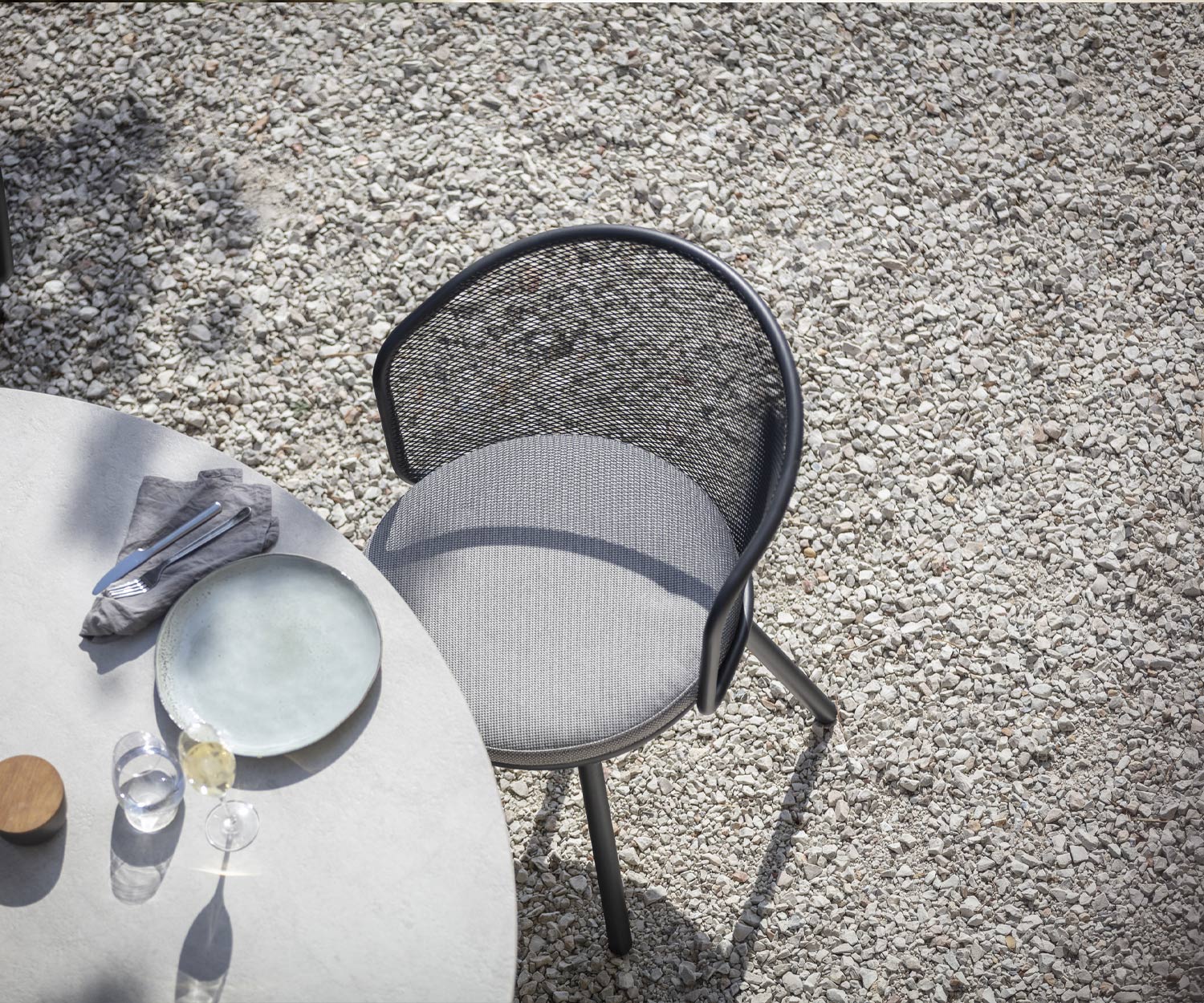 Exclusif Todus Branta Design Table à manger ronde près de la piscine sur terrasse Exclusif Todus Branta Design Table à manger ronde près de la piscine sur terrasse