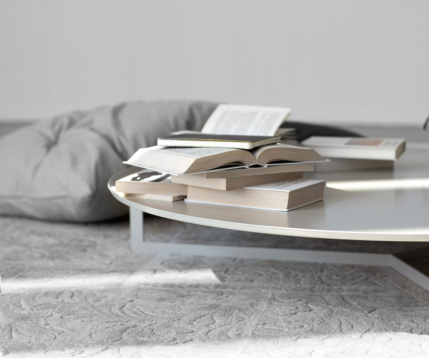 Table basse design ronde en métal blanc MEME Round