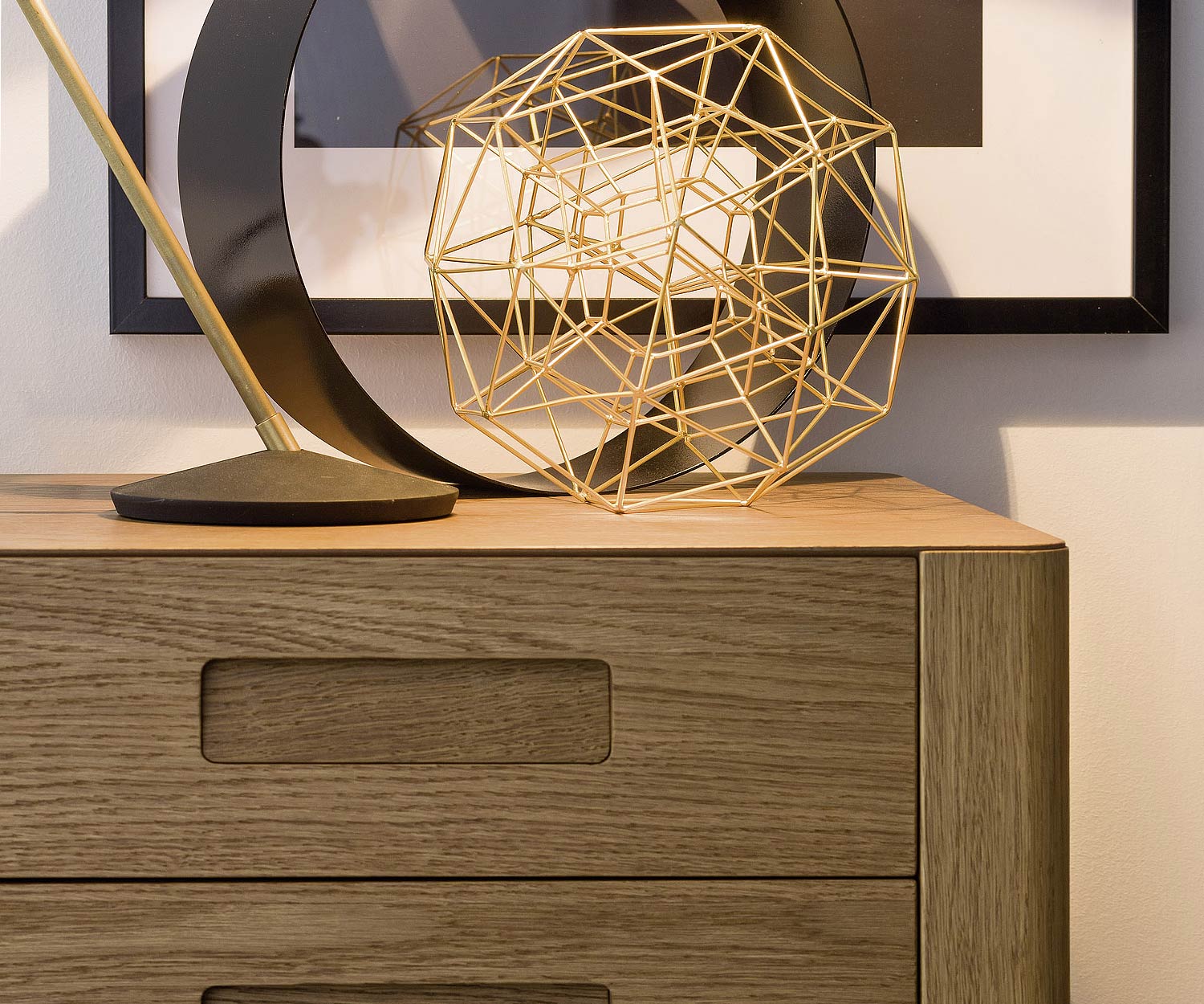 Table de nuit design haut de gamme Giotto de Novamobili avec 2 tiroirs en chêne Miele Table de nuit design haut de gamme Giotto de Novamobili avec 2 tiroirs en chêne Miele