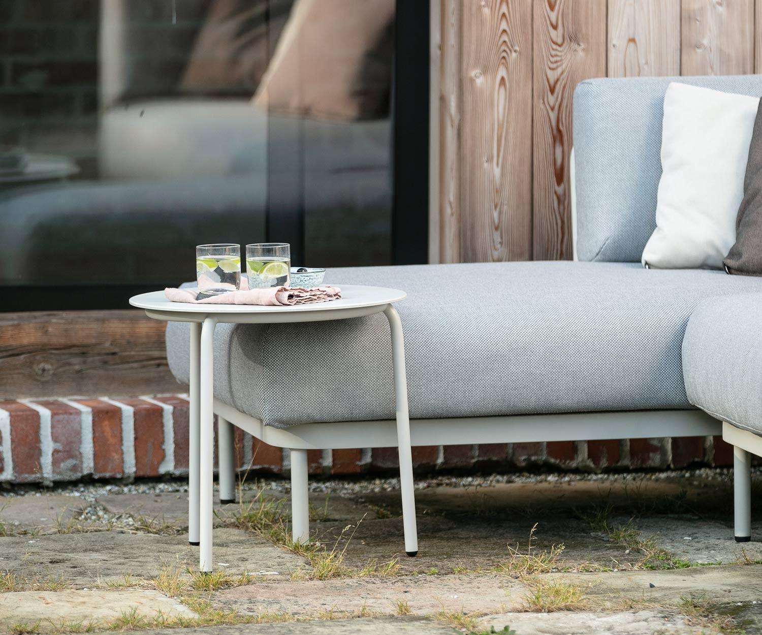 Todus Table d'appoint design Starling sur la terrasse avec daybed Baza
